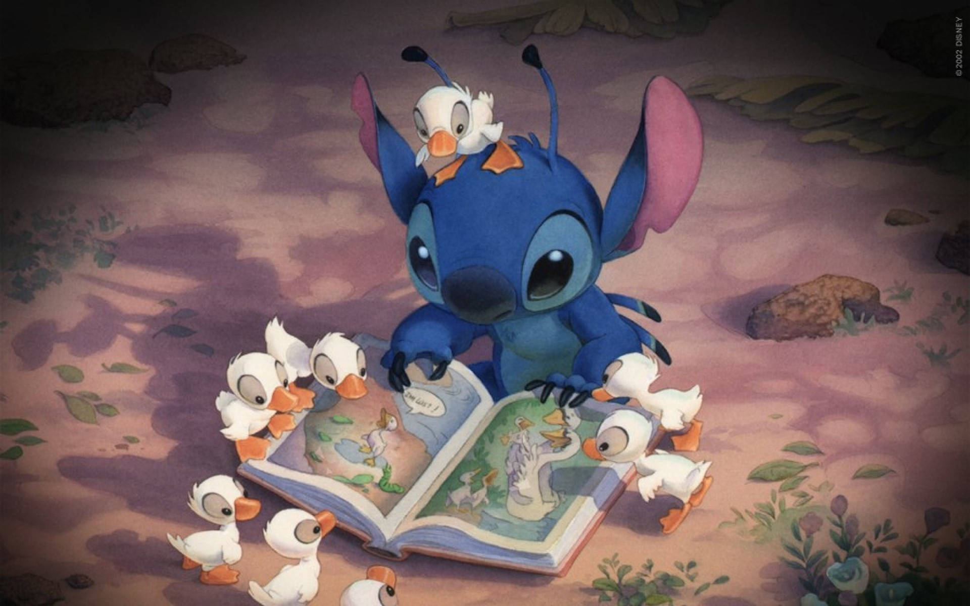 Stitch 與小鴨群 壁紙 — 藍色外星人史迪奇在柔和的紫色暮色中，為一群小鴨子讀故事書。