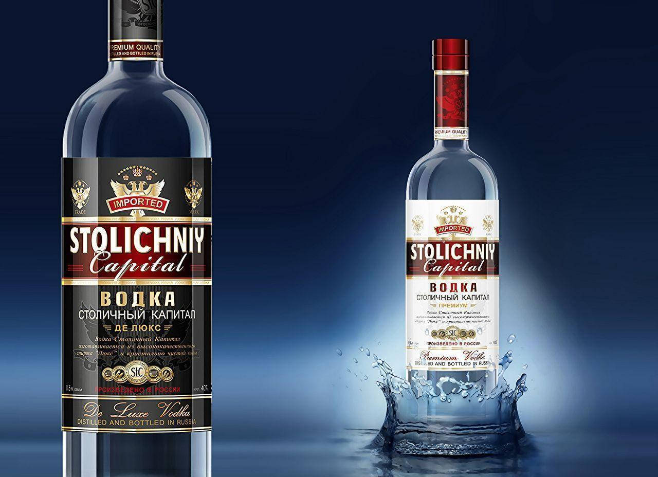 兩瓶Stolichniy Capital伏特加酒，一瓶靜止，另一瓶在深藍色漸變背景的水中濺起水花。
