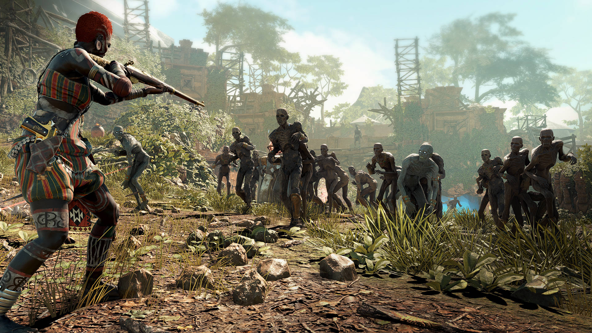 《Strange Brigade》與殭屍殊死搏鬥 壁紙 — 一名身穿鮮豔部落服飾的戰士，在陽光照耀、雜草叢生的廢墟中，用步槍瞄準一群蹣跚而行的殭屍。