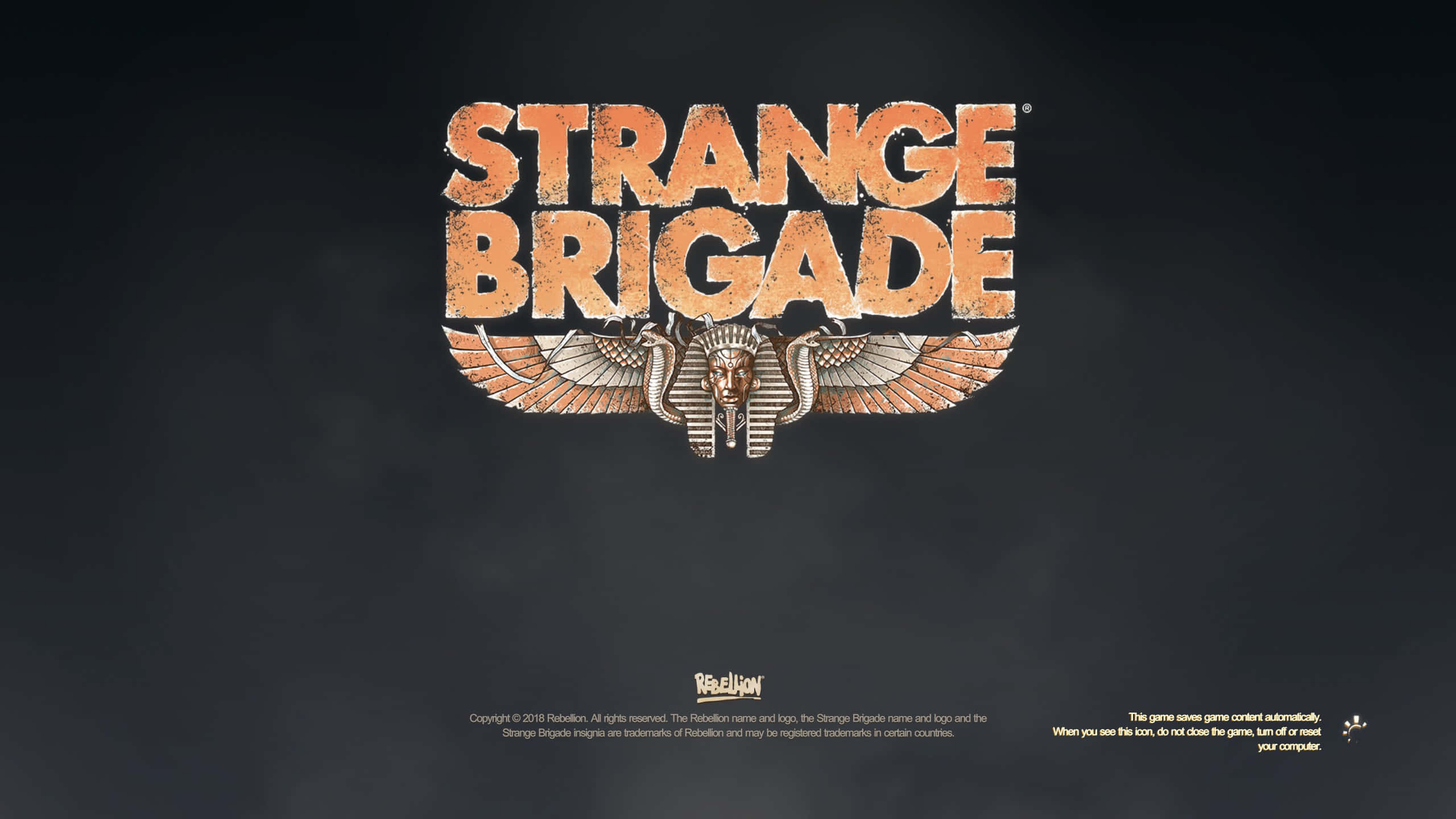 《Strange Brigade》遊戲場景令人著迷 壁紙 — Strange Brigade 標誌以紋理橙色字母和帶翅膀的埃及法老頭在黑暗煙霧背景中發光。