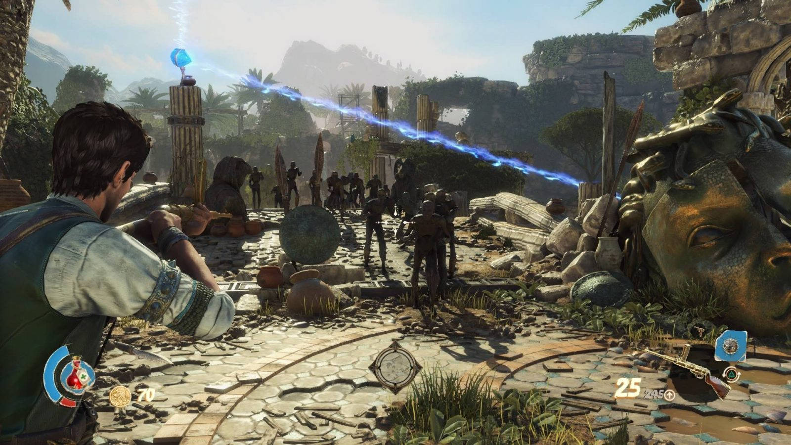 《Strange Brigade》隱藏山谷 壁紙 — 一個電子遊戲角色在陽光明媚的廢墟中，用發光的藍色武器瞄準一群敵人，廢墟中有巨大的石頭頭像和棕櫚樹。