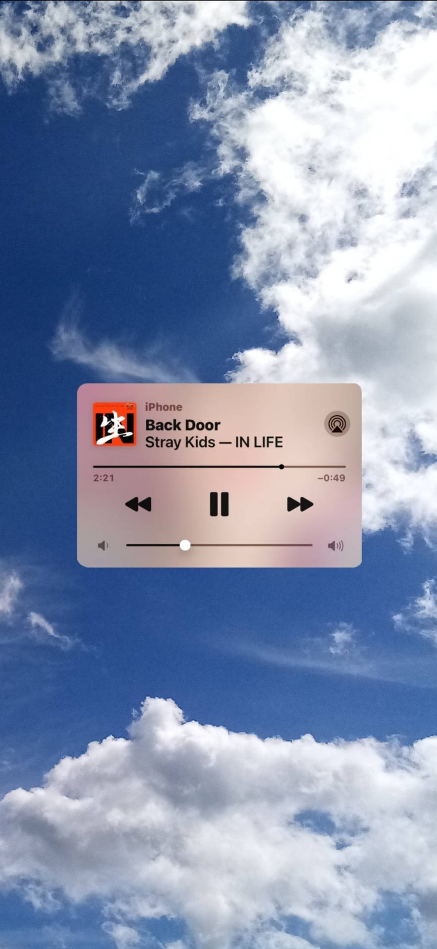 iPhone音樂播放器顯示Stray Kids歌曲Back Door，背景是藍天白雲。