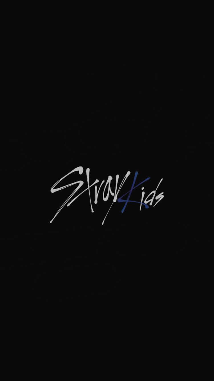  壁紙 — Stray Kids 標誌以白色和藍色字體在紋理黑色背景上發光。
