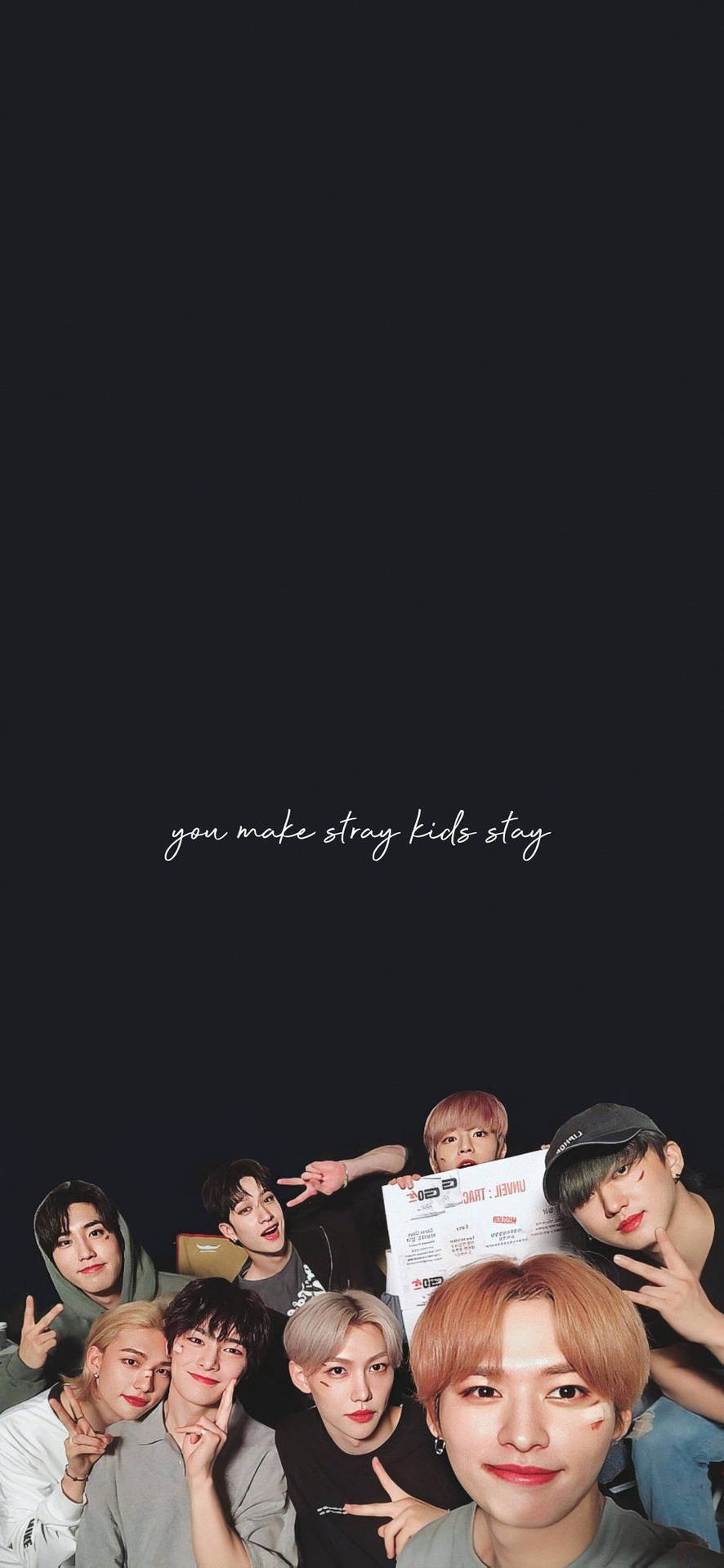 七位K-pop偶像擺姿勢，帶有文字 you make stray kids stay