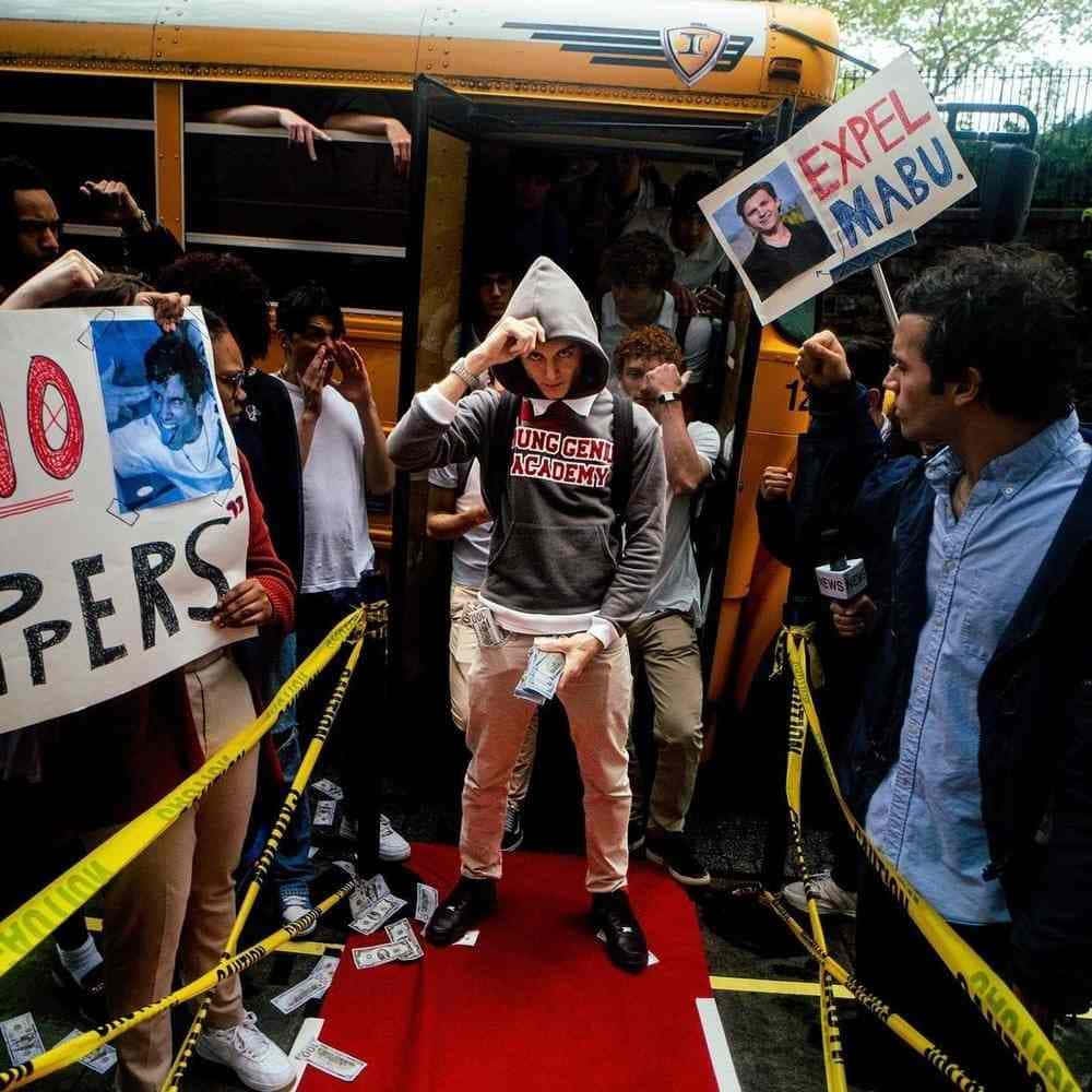  壁紙 — 學生在黃色校車外抗議，舉著要求開除學生的標語牌，而金錢散落在紅地毯上。