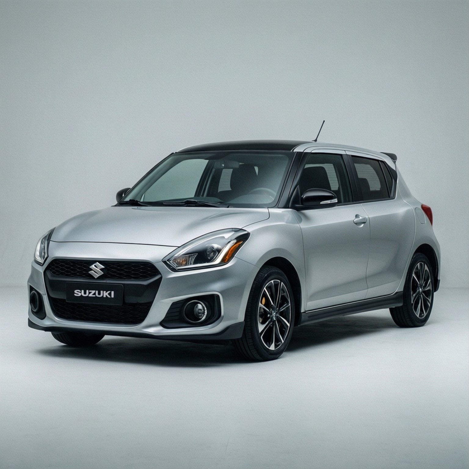 銀色鈴木 Swift 緊湊型汽車在工作室環境中，背景乾淨。