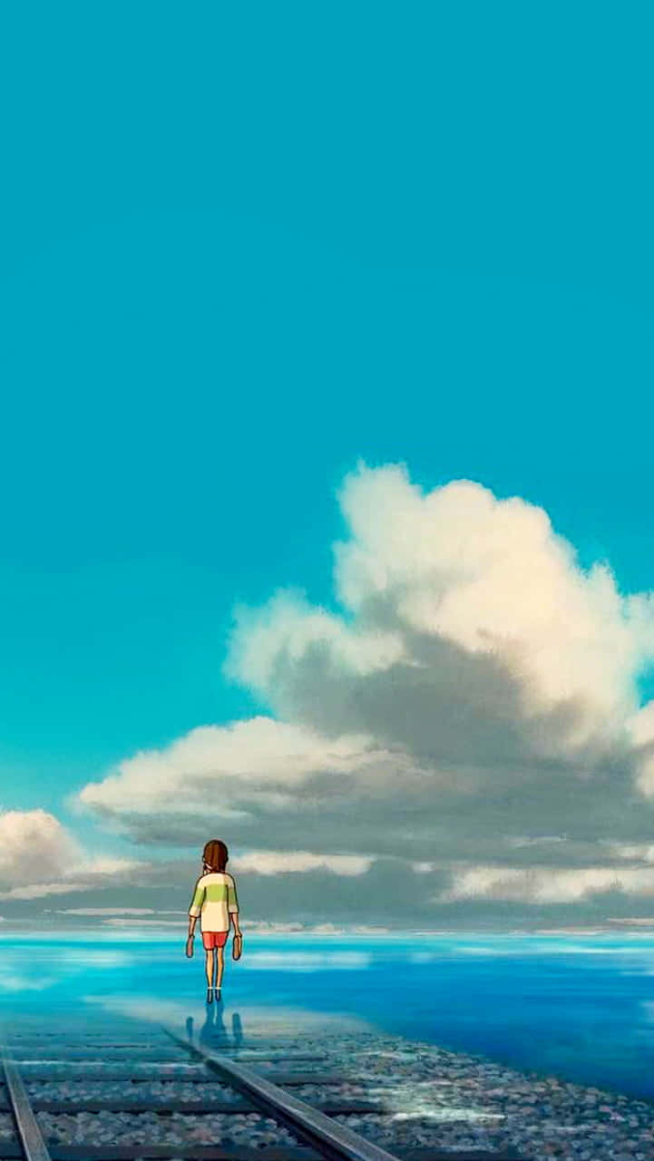 受Studio Ghibli動畫啟發的魔法森林小徑 壁紙 — 一個孤獨的女孩在廣闊的藍色風景中沿著火車軌道走遠，頭頂是明亮的藍綠色天空，飄著蓬鬆的白雲。