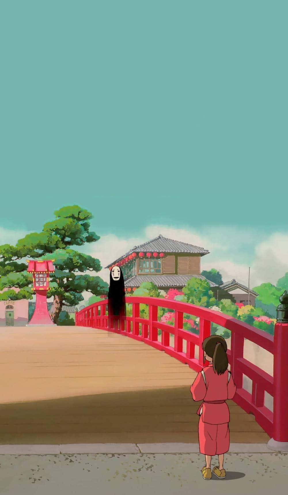 Studio Ghibli的神秘世界 壁紙 — 一個穿著粉紅色衣服的小女孩站在紅色橋上，面對著《千與千尋》中的無臉男，天空是藍綠色。