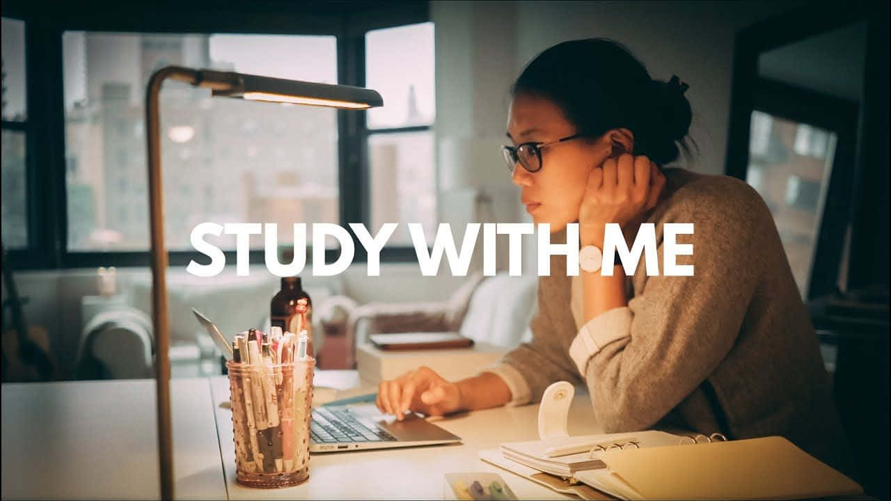 study with me - 一位女士在電腦前工作 壁紙