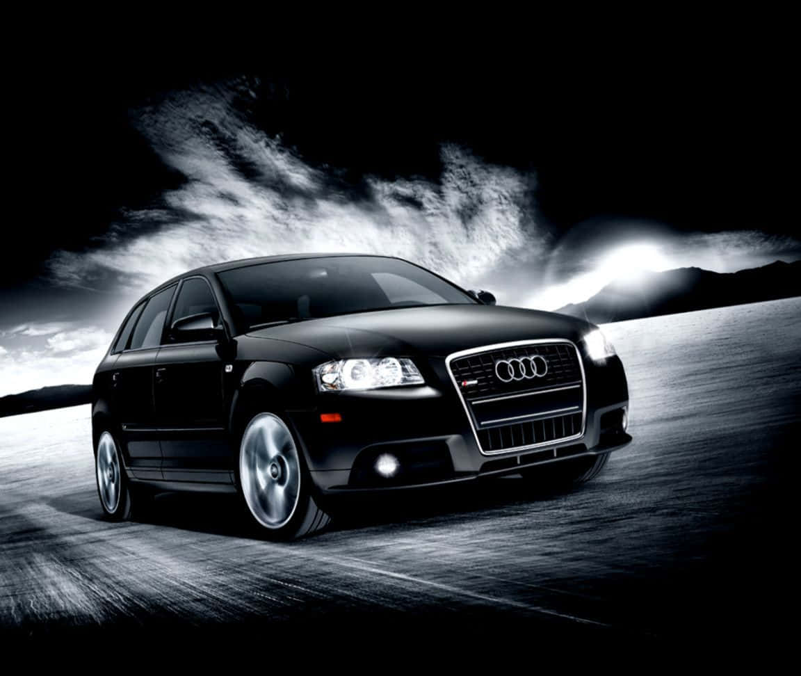 Audi S3 桌布 壁紙 — 一輛時尚的黑色奧迪汽車在暴風雨天空下的黑暗道路上疾馳，帶有戲劇性的燈光。
