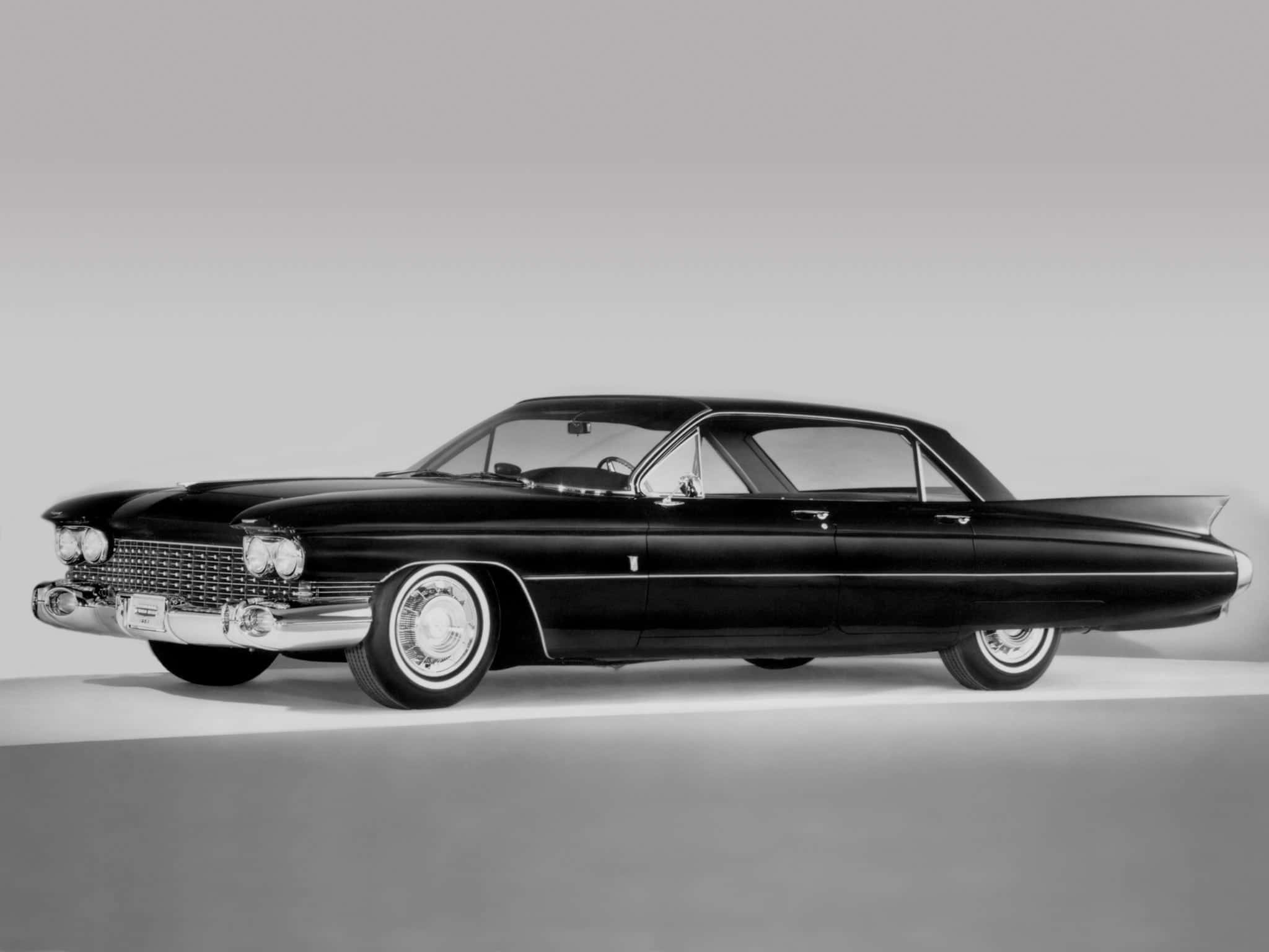 Cadillac Eldorado 桌布 壁紙 — 一輛時尚的黑色經典汽車，帶有鍍鉻裝飾和白色輪胎，在簡約的工作室背景下擺拍。