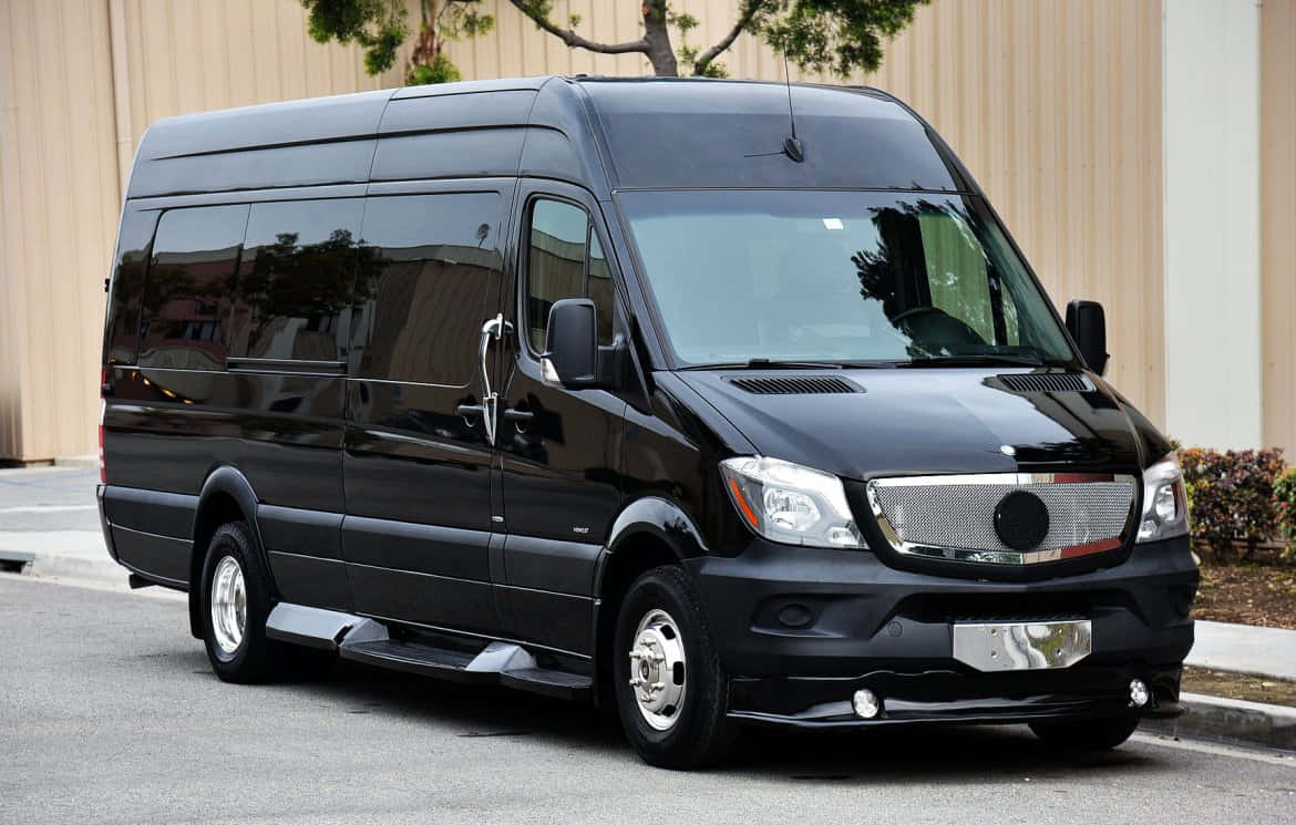 Mercedes Benz Sprinter 桌布 壁紙 — 一架時尚的黑色梅賽德斯-奔馳 Sprinter 客貨車停在街上，配有反光車窗和鍍鉻裝飾。
