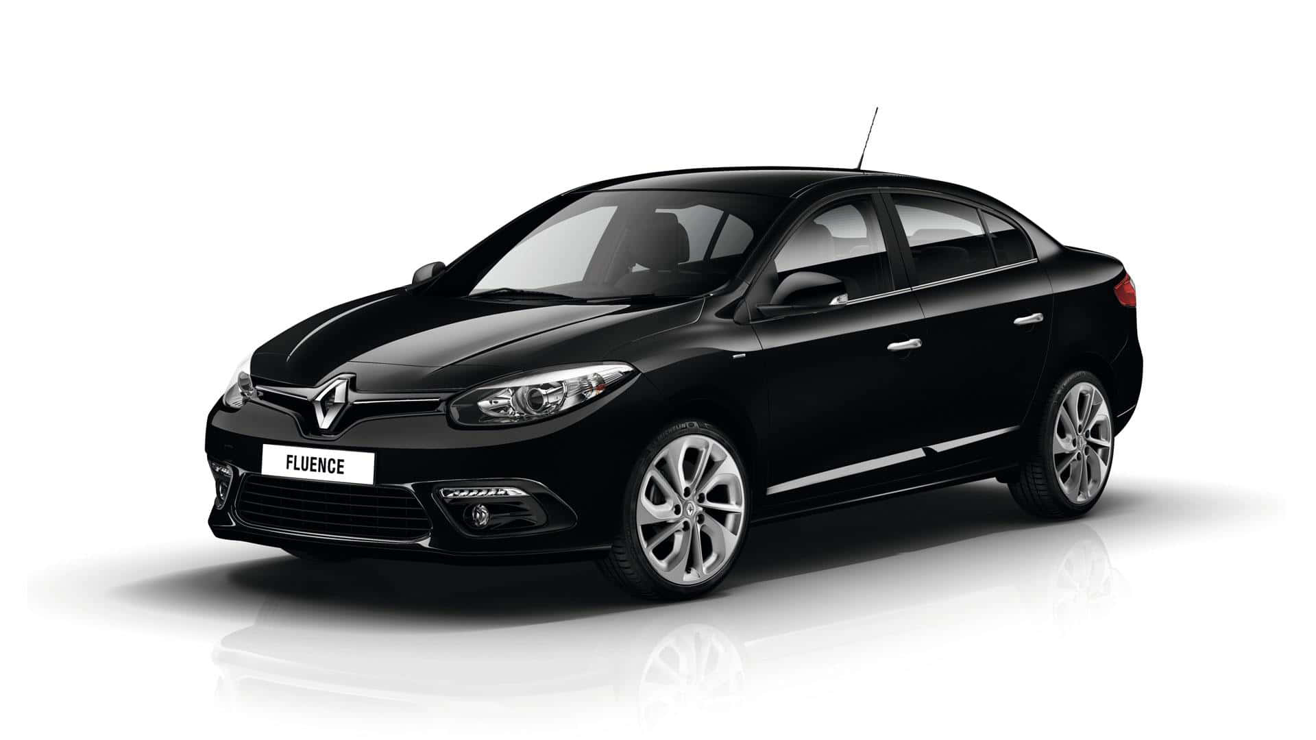 Renault Fluence 桌布 壁紙 — 在工作室燈光下展示的時尚黑色雷諾Fluence轎車，配有反射性白色地板。