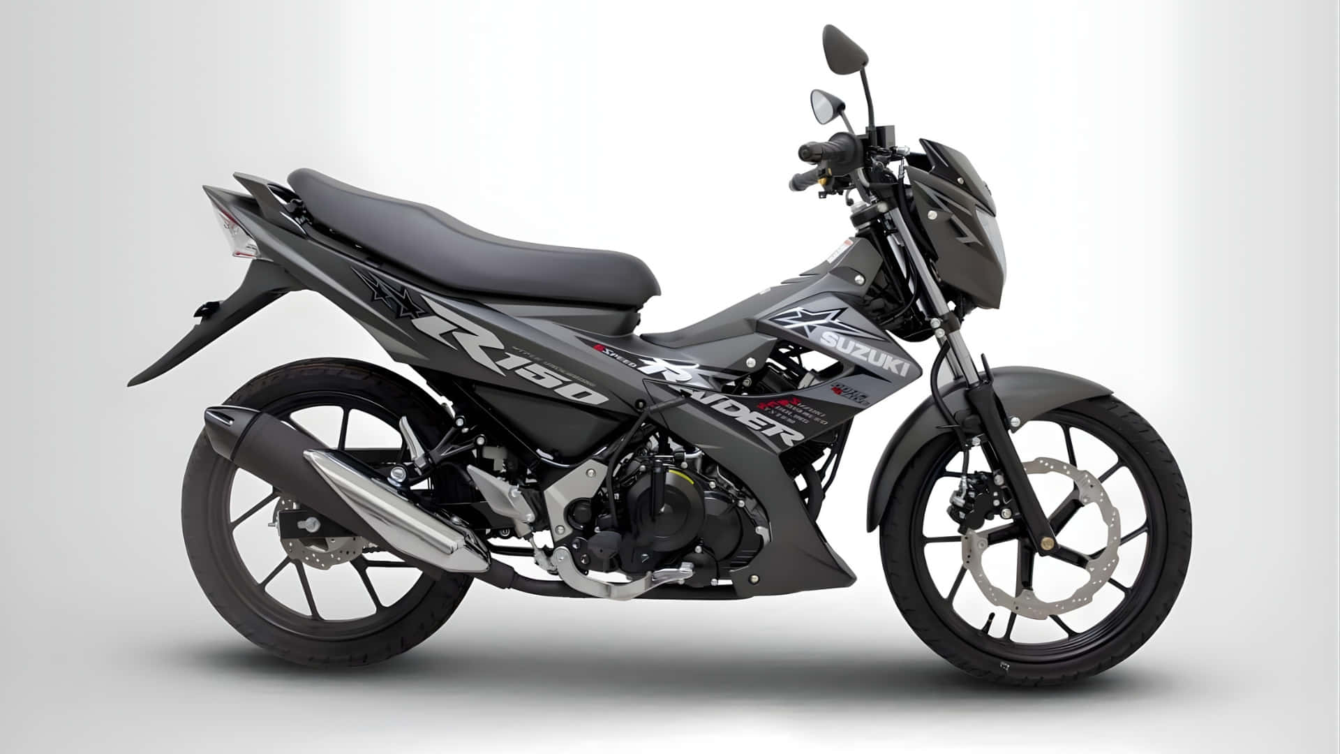  壁紙 — 一架時尚的黑色Suzuki R150電單車，帶有銀色點綴和運動設計，放置在乾淨的攝影棚環境中。