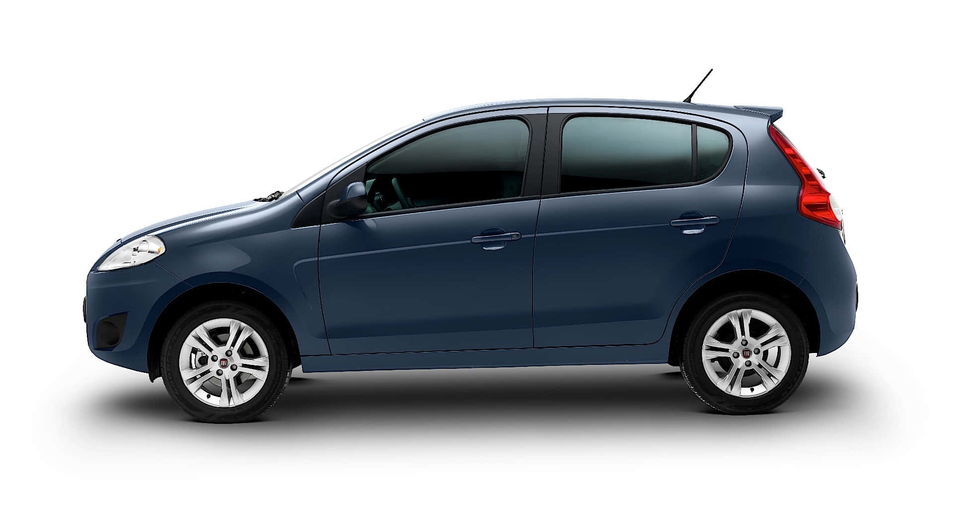 Fiat Palio 桌布 壁紙 — 一輛時尚的藍色緊湊型汽車在乾淨的白色背景上以側面輪廓展示，帶有柔和陰影。
