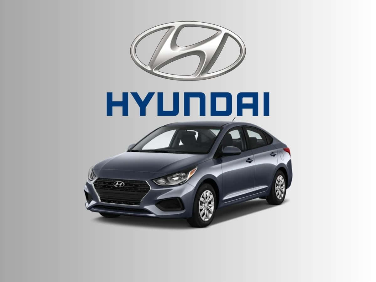 Hyundai Accent 桌布 壁紙 — 一輛時尚的藍色現代房車在純灰色背景上展示，現代標誌和品牌名稱突出顯示在上方。
