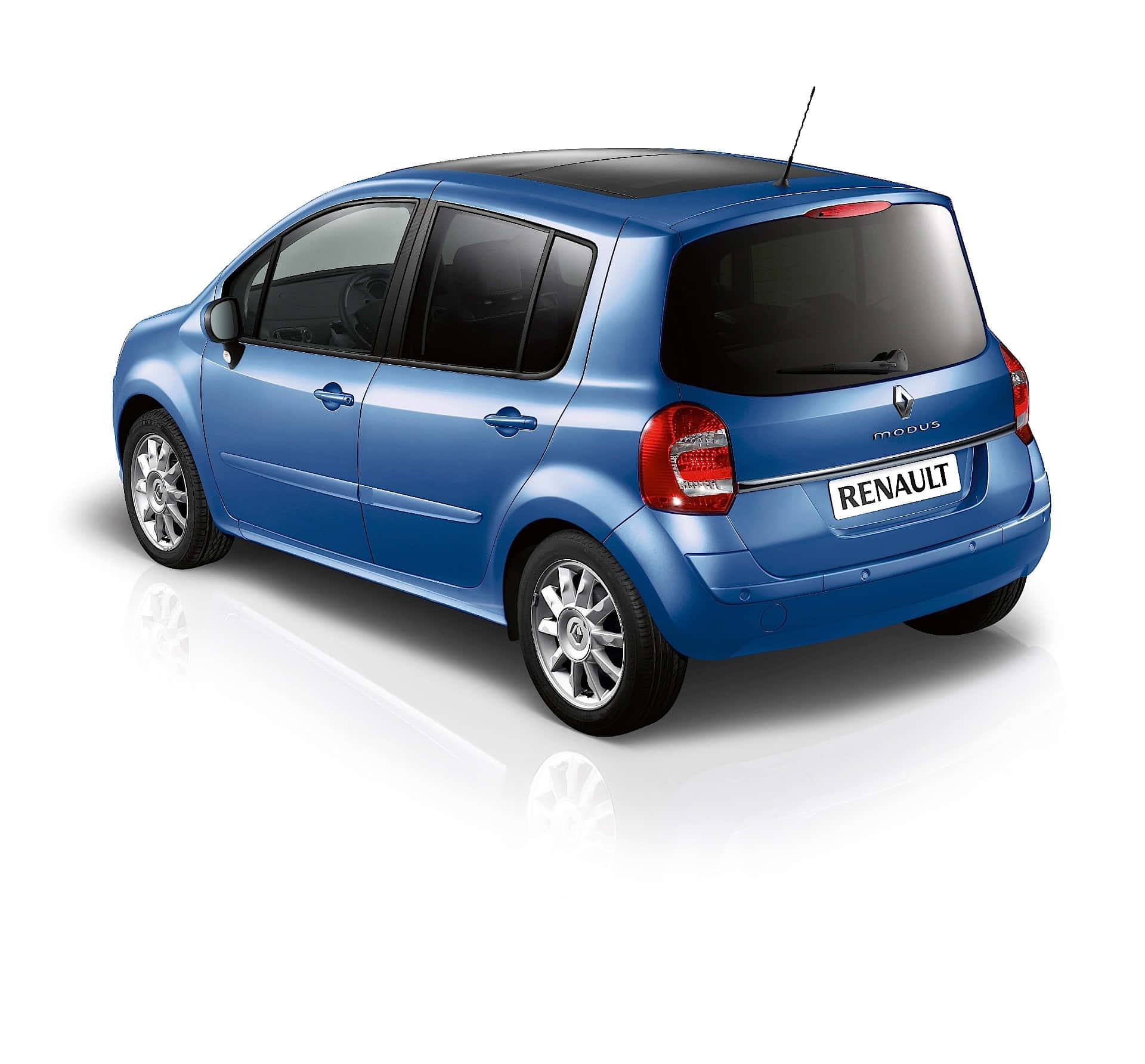 Renault Modus 桌布 壁紙 — 一輛時尚的藍色雷諾Modus緊湊型汽車，從後方四分之三角度拍攝，背景是乾淨的白色工作室背景，帶有微妙的反射。