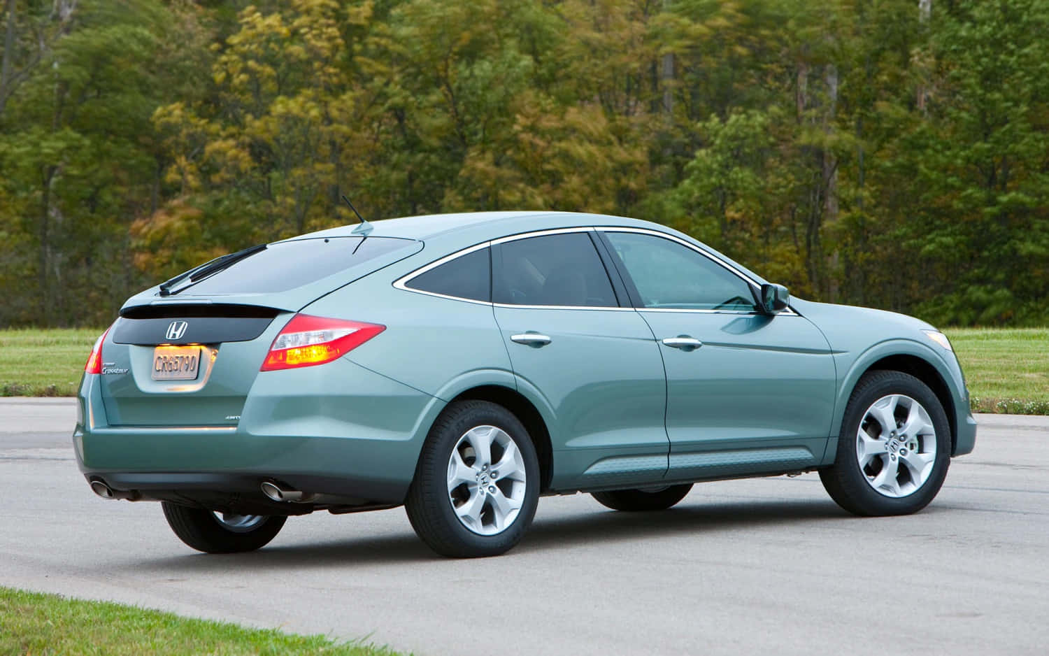 Honda Crosstour 桌布 壁紙 — 一輛時尚的青色本田 Accord Crosstour 停在路面上，背景有秋天的樹木。