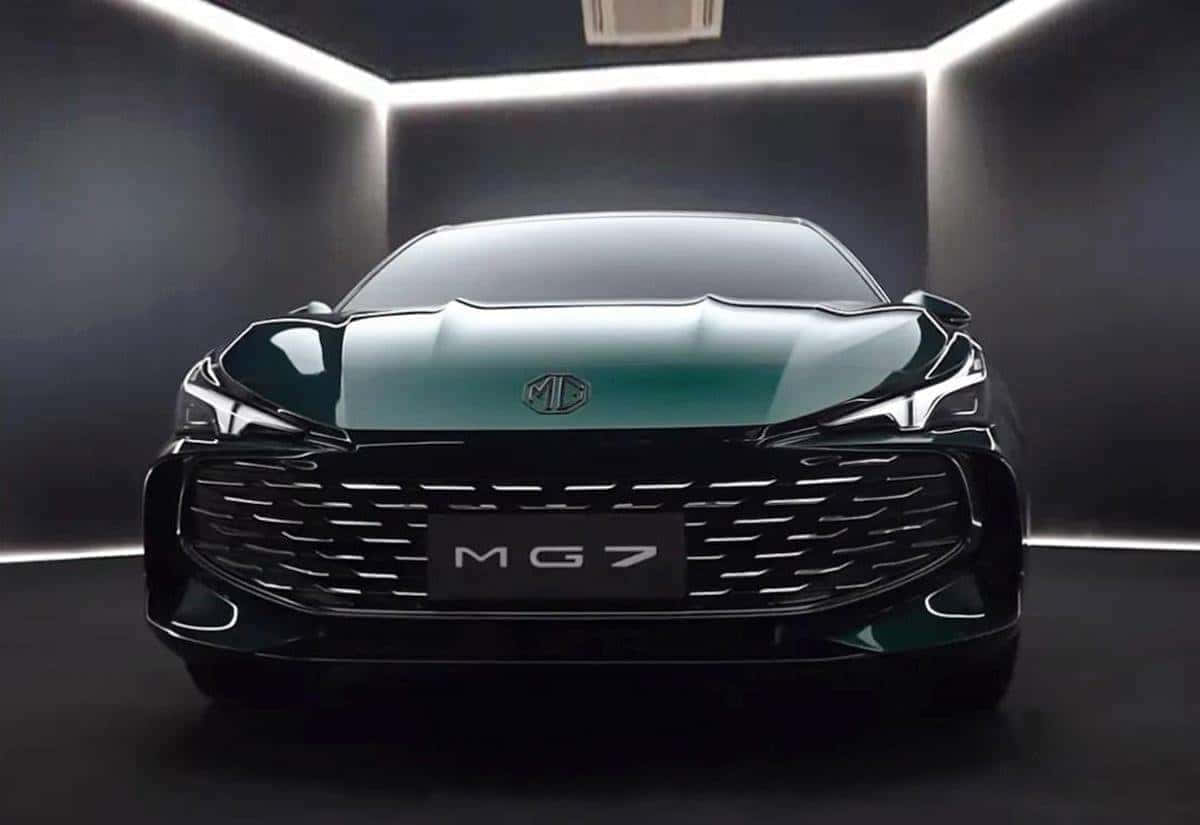  壁紙 — 一輛時尚的綠色MG7跑車在黑暗房間中，於明亮的白色天花燈條下展示。