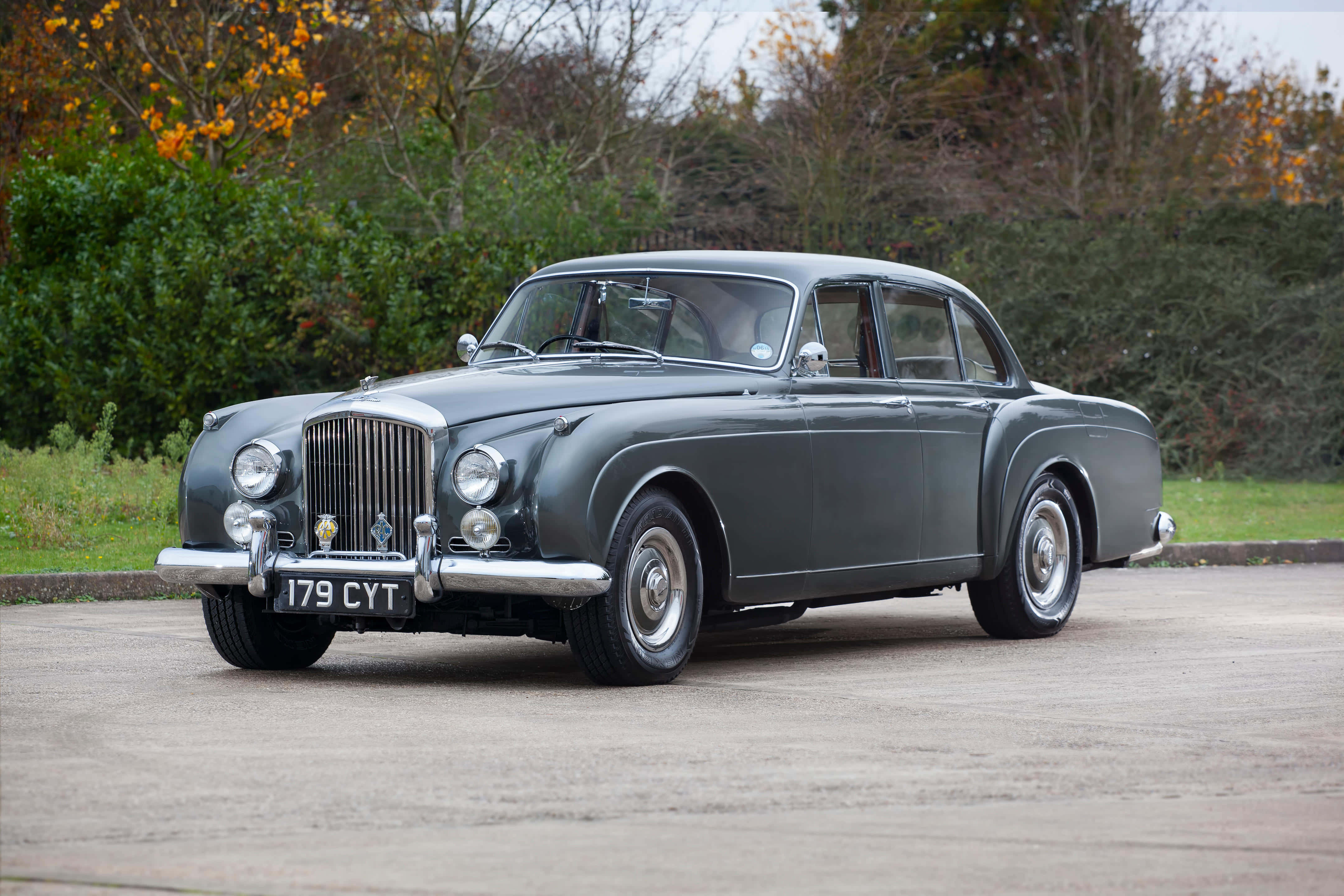 Bentley S2 桌布 壁紙 — 一架時尚灰色復古賓利房車停泊在鋪砌的車道上，背景有秋天的樹木。