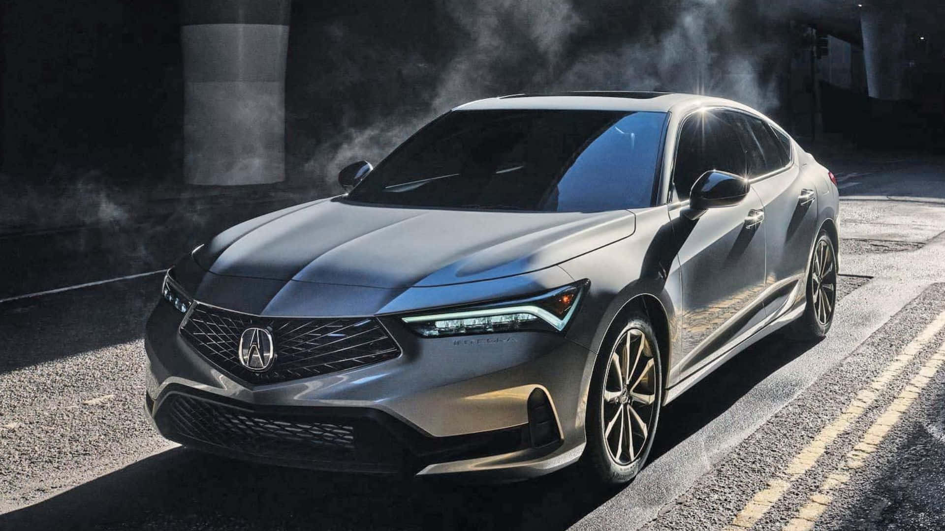 Acura Integra 桌布 壁紙 — 一輛時尚的銀色Acura轎車在戲劇性燈光下閃閃發光，引擎蓋上蒸氣升騰，背景是黑暗的城市街道。