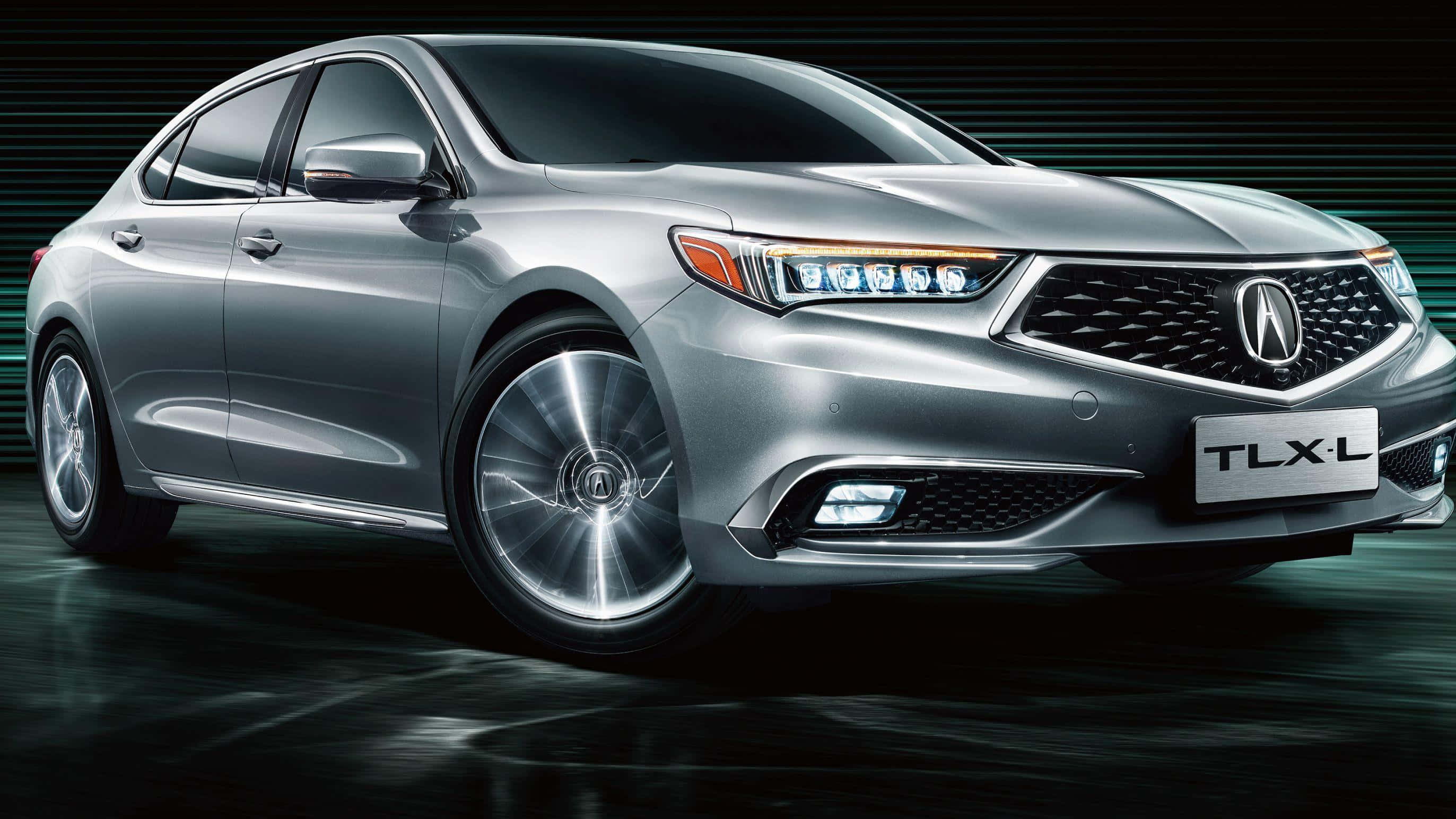 Acura Tlx 桌布 壁紙 — 時尚的銀色Acura TLX-L轎車在深綠色條紋背景前的攝影棚燈光下閃閃發光。