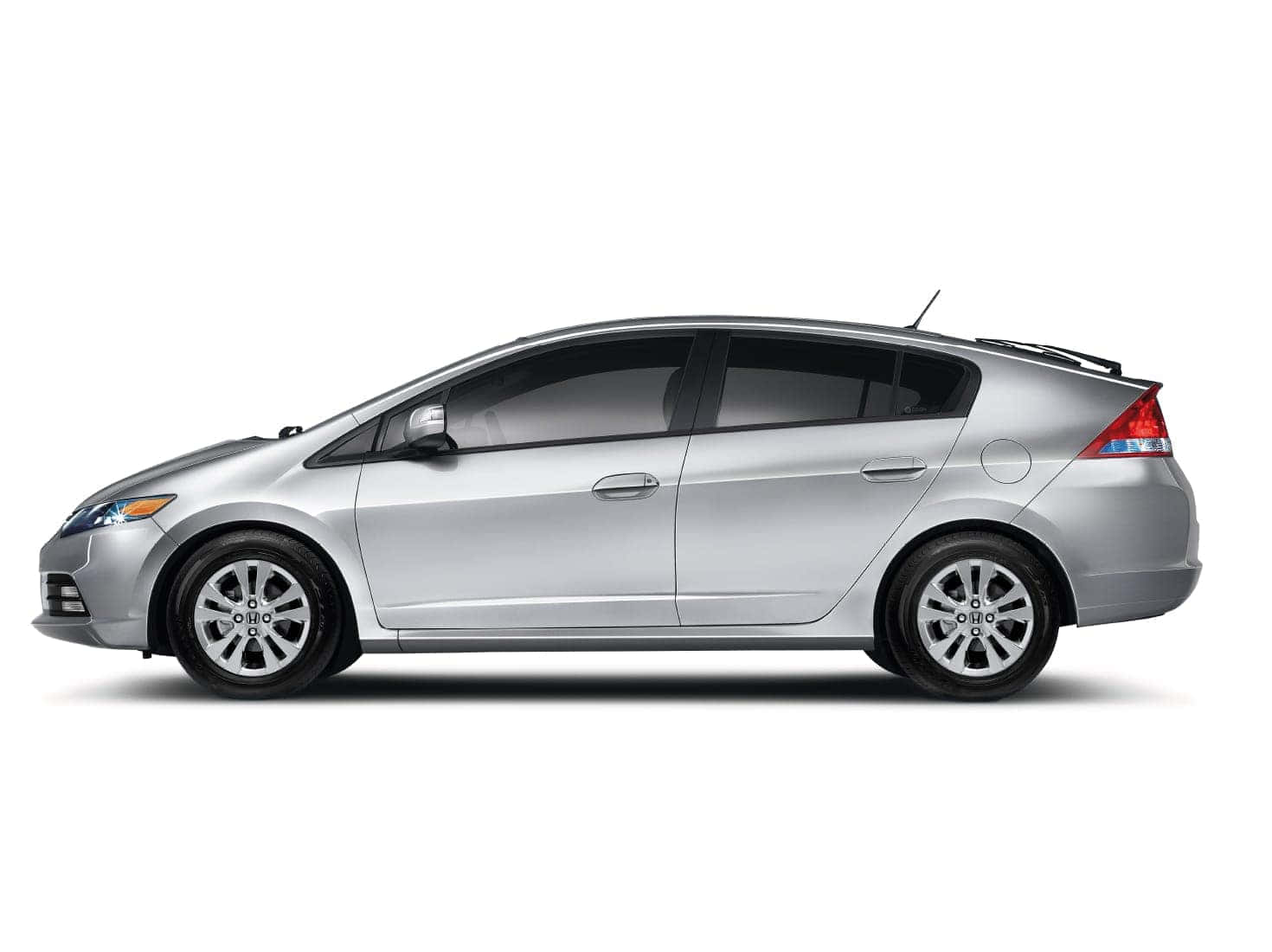 Honda Insight 桌布 壁紙 — 一輛時尚的銀色混合動力車以側面輪廓展示在乾淨的白色背景上，帶有柔和陰影。