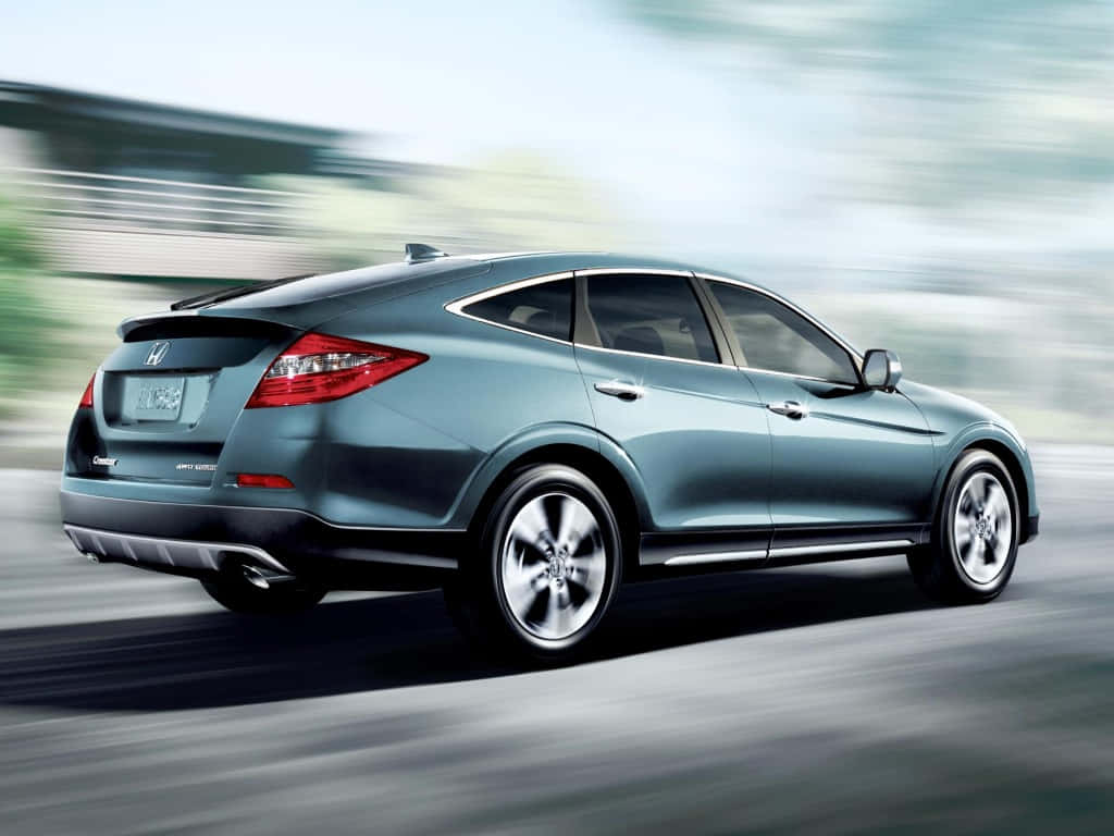 Honda Crosstour 桌布 壁紙 — 一台時尚的青綠色本田 Crosstour 在模糊的高速公路上疾馳，動態模糊強調了其動態運動。