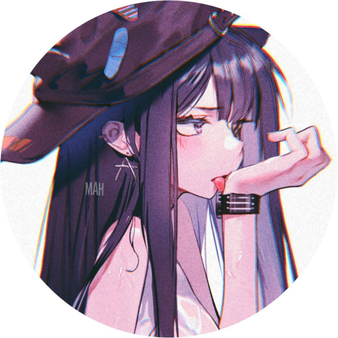 深色頭髮和帽子的動漫女孩用故障效果咬手指。