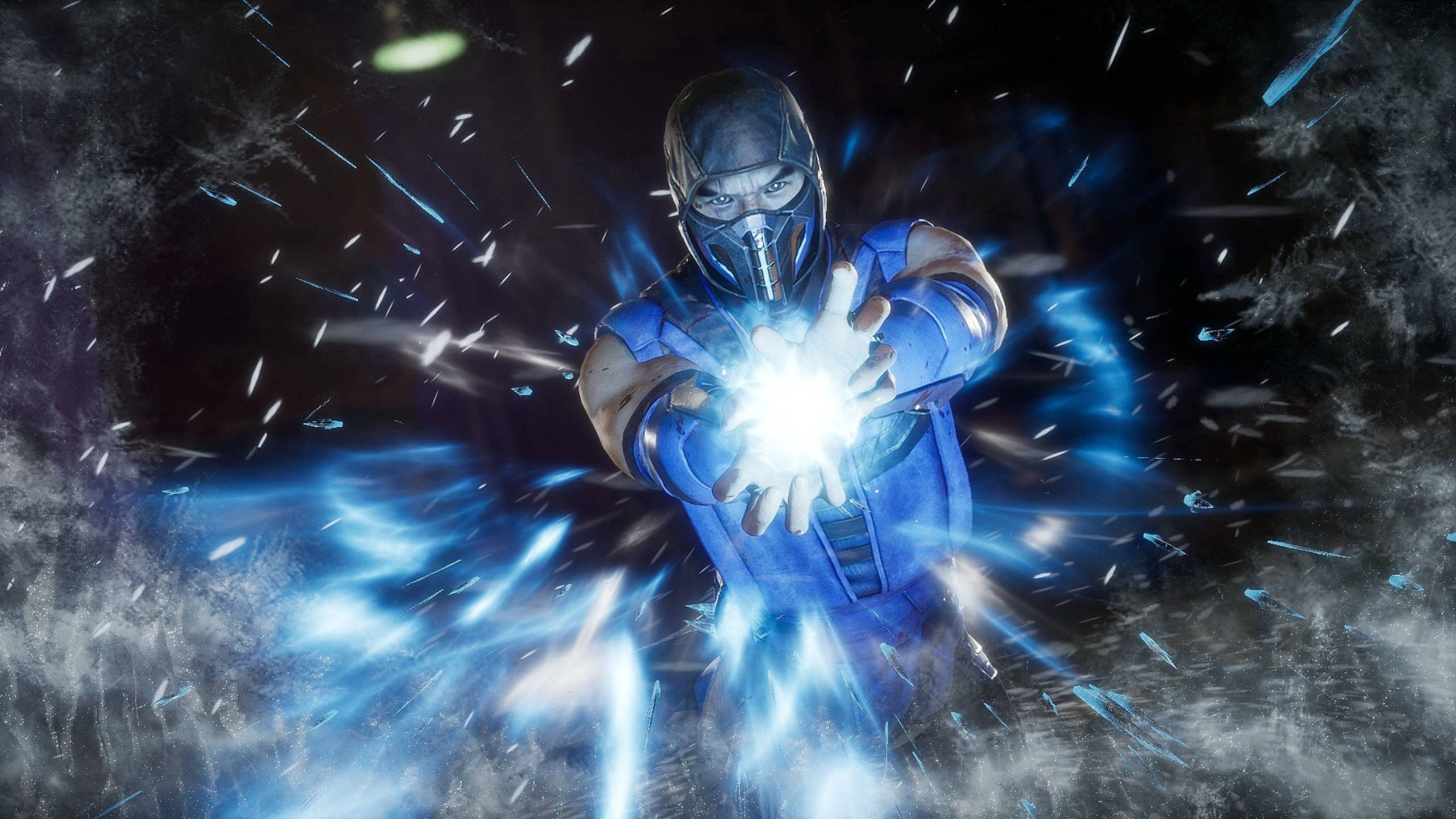Sub-Zero 冰系力量 壁紙 — 一個戴著面具、身穿藍色盔甲的戰士，在飛揚的碎片和黑煙中，雙手之間引導著發光的藍色能量。