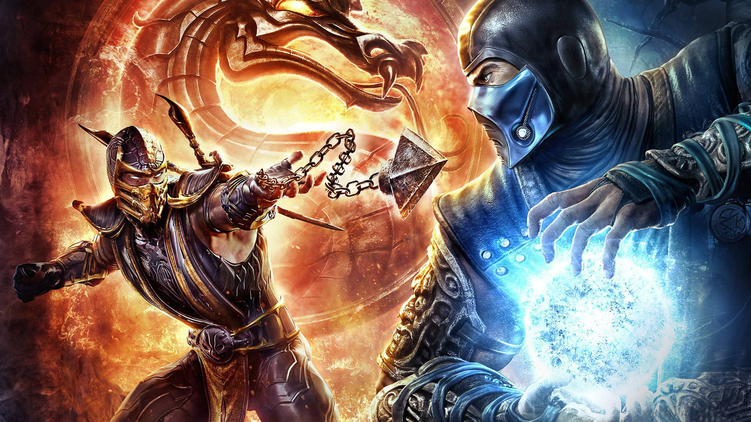 Sub-Zero VS Scorpion 封面 壁紙 — 兩名身穿鎧甲的戰士在火焰競技場中交鋒，一人揮舞鏈條武器，另一人引導藍色能量，背景是發光的巨龍。