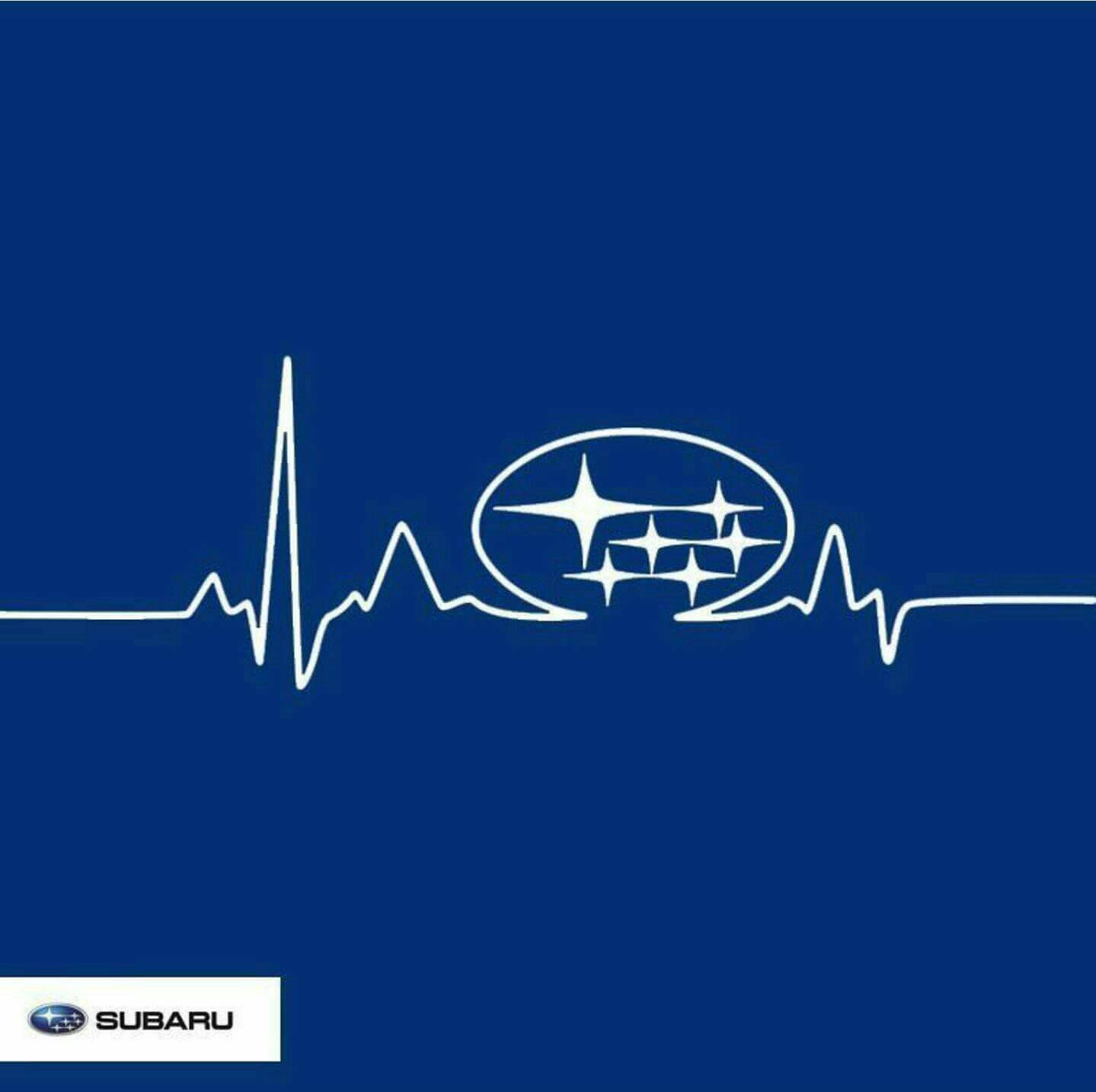 Subaru標誌心跳風格 壁紙 — 一條白色心跳線在深藍色背景上脈動，Subaru 標誌嵌入其節奏中。