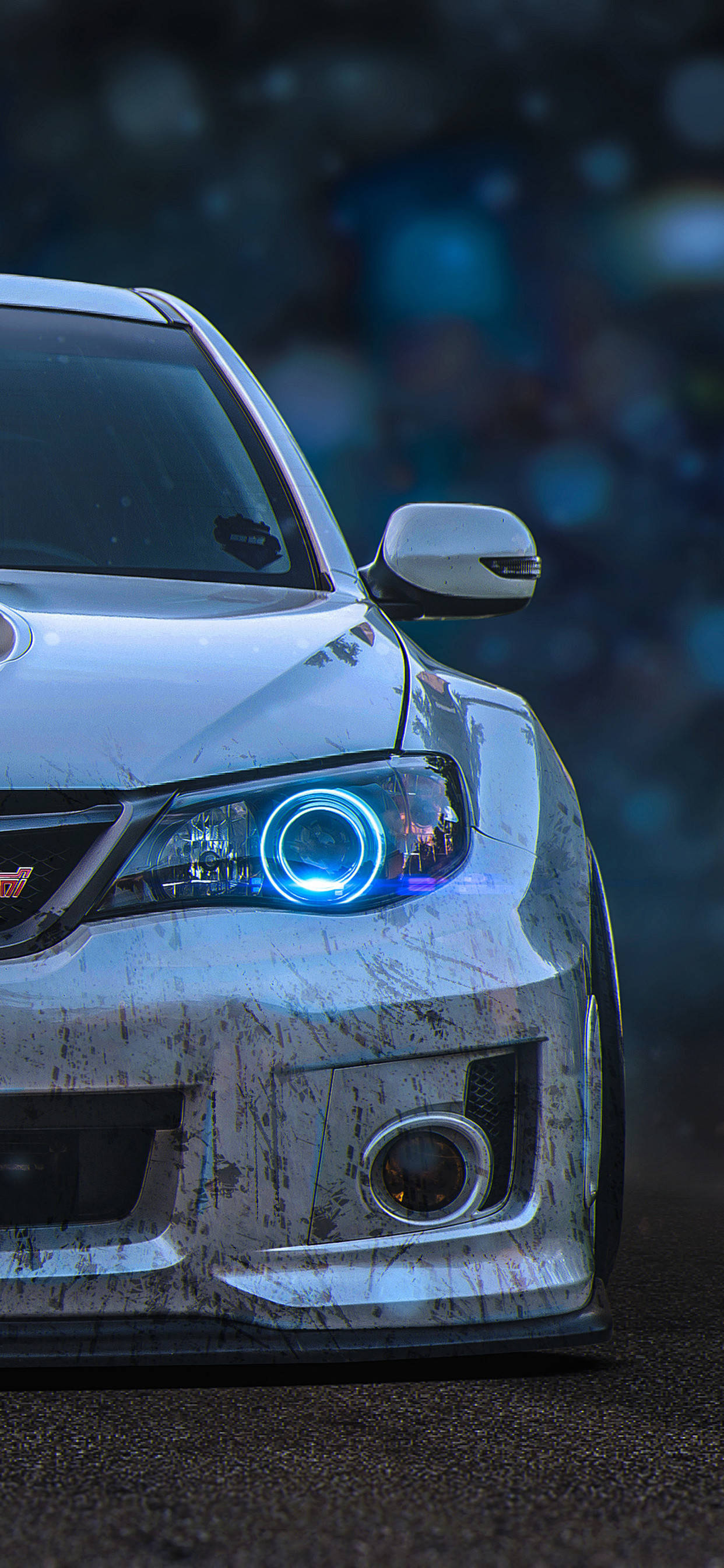 Subaru Impreza 定製前保險槓 壁紙 — 銀色飄移車嘅藍色發光頭燈近距離特寫，濺滿泥濘，背景模糊黑暗。