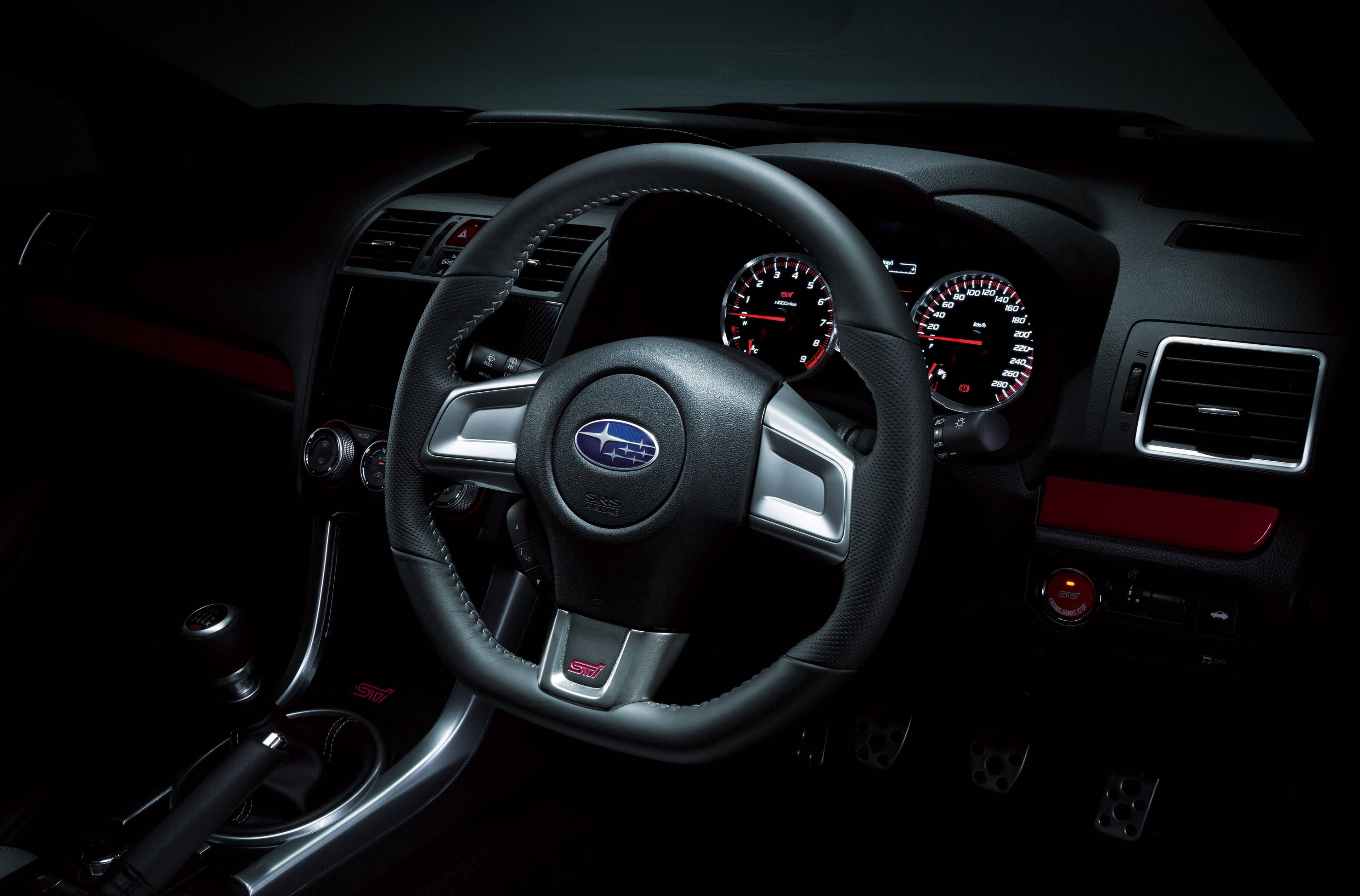 subaru 桌布 壁紙 — Subaru 跑車的深色內飾，帶有發光的紅色儀錶和黑色皮革方向盤。
