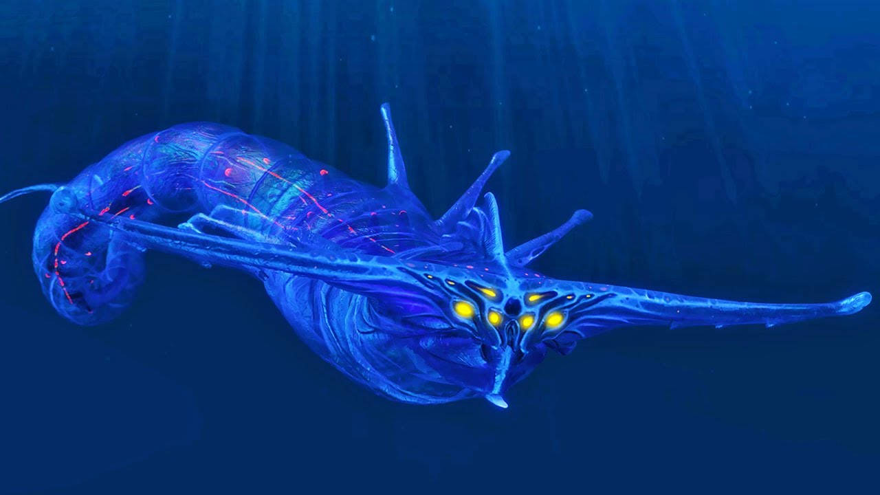 《Subnautica》頂級掠食者幽靈鯨 壁紙 — 一個發光的藍色外星生物，有著黃色的眼睛，在光線照射的深海中滑行。