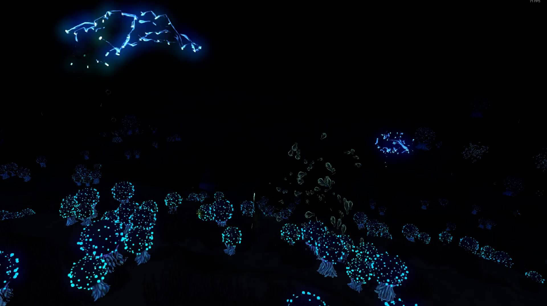 在黑暗海洋水域中發出藍光的生物螢光水母