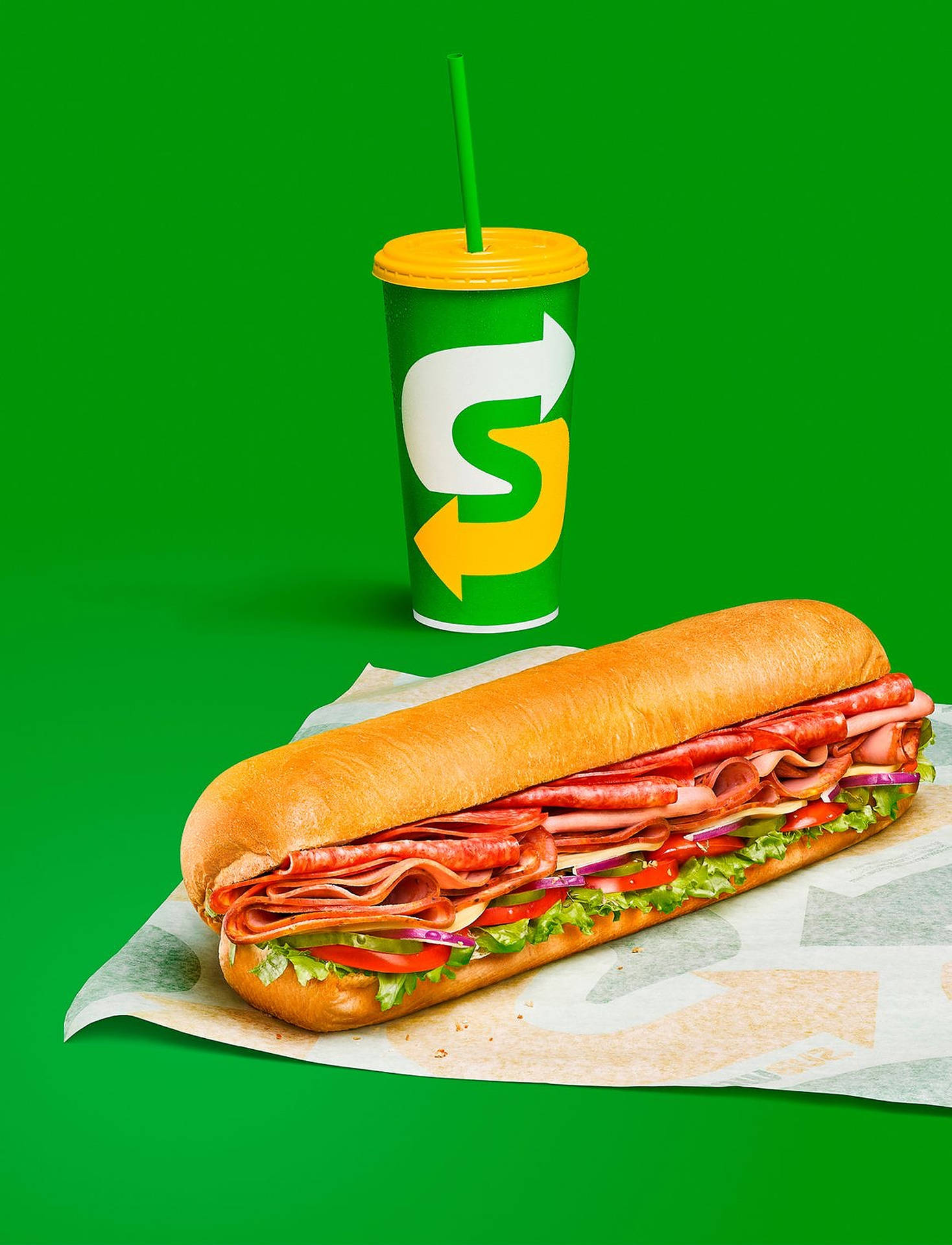 綠色背景上的Subway三文治和飲料杯