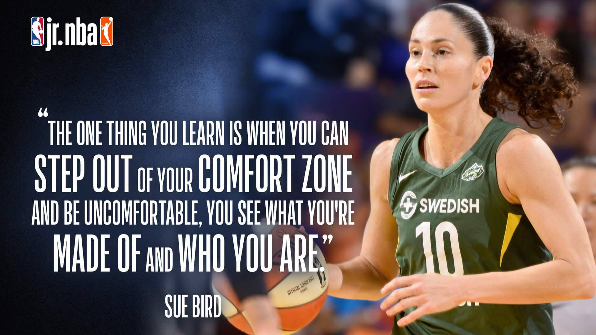 Sue Bird 手持籃球，附有鼓勵走出舒適區的勵志名言。