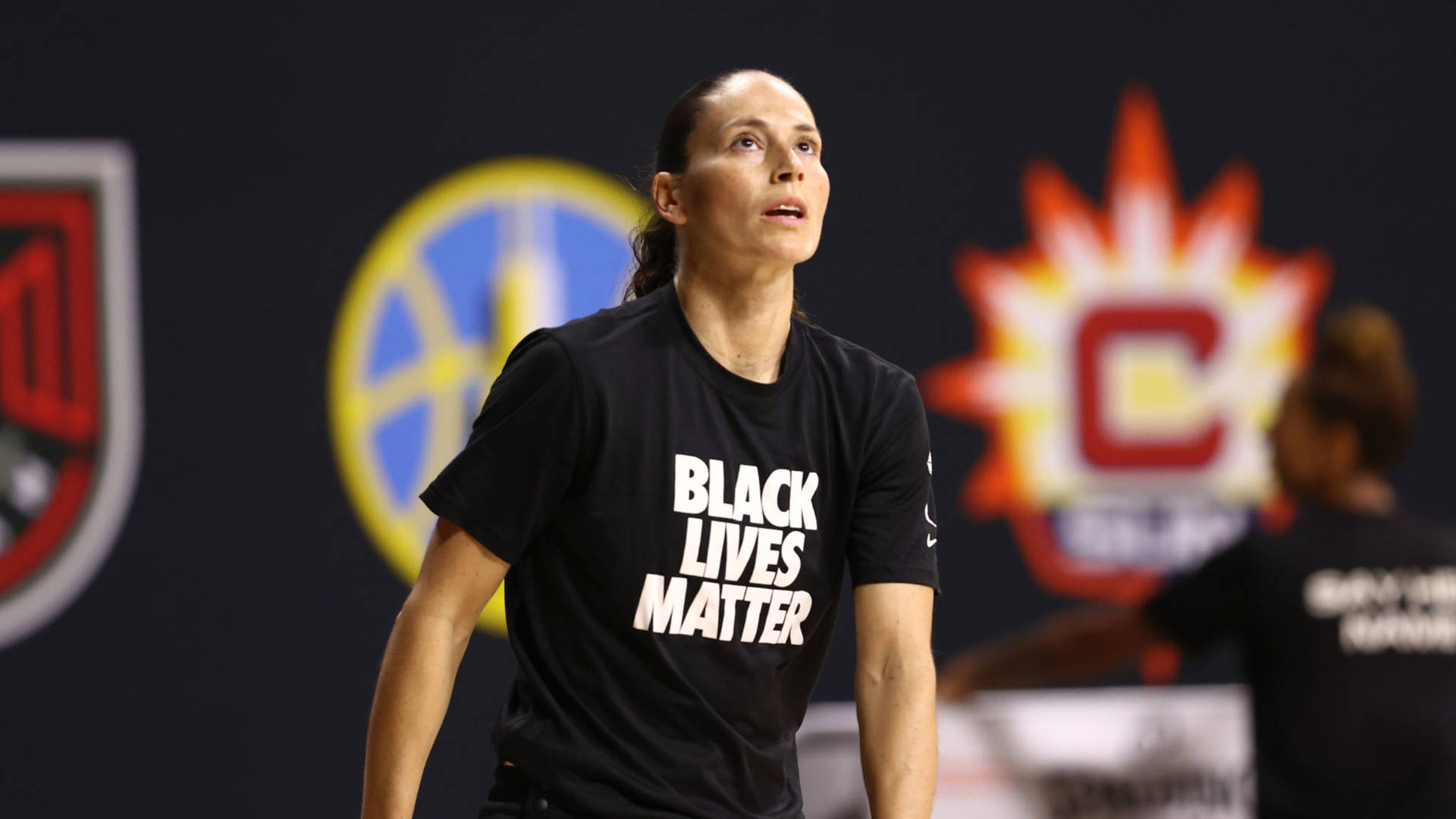女籃球員在比賽中穿著Black Lives Matter T恤。
