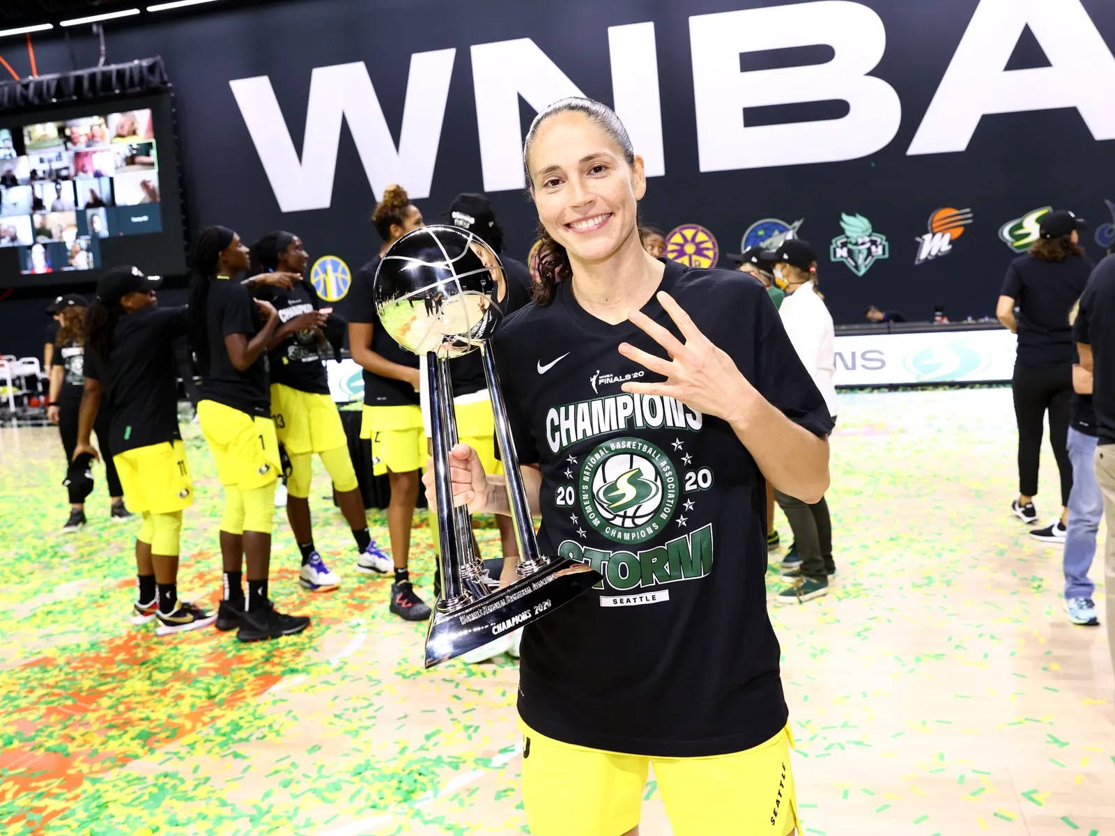 WNBA冠軍手持獎盃在五彩紙屑中微笑