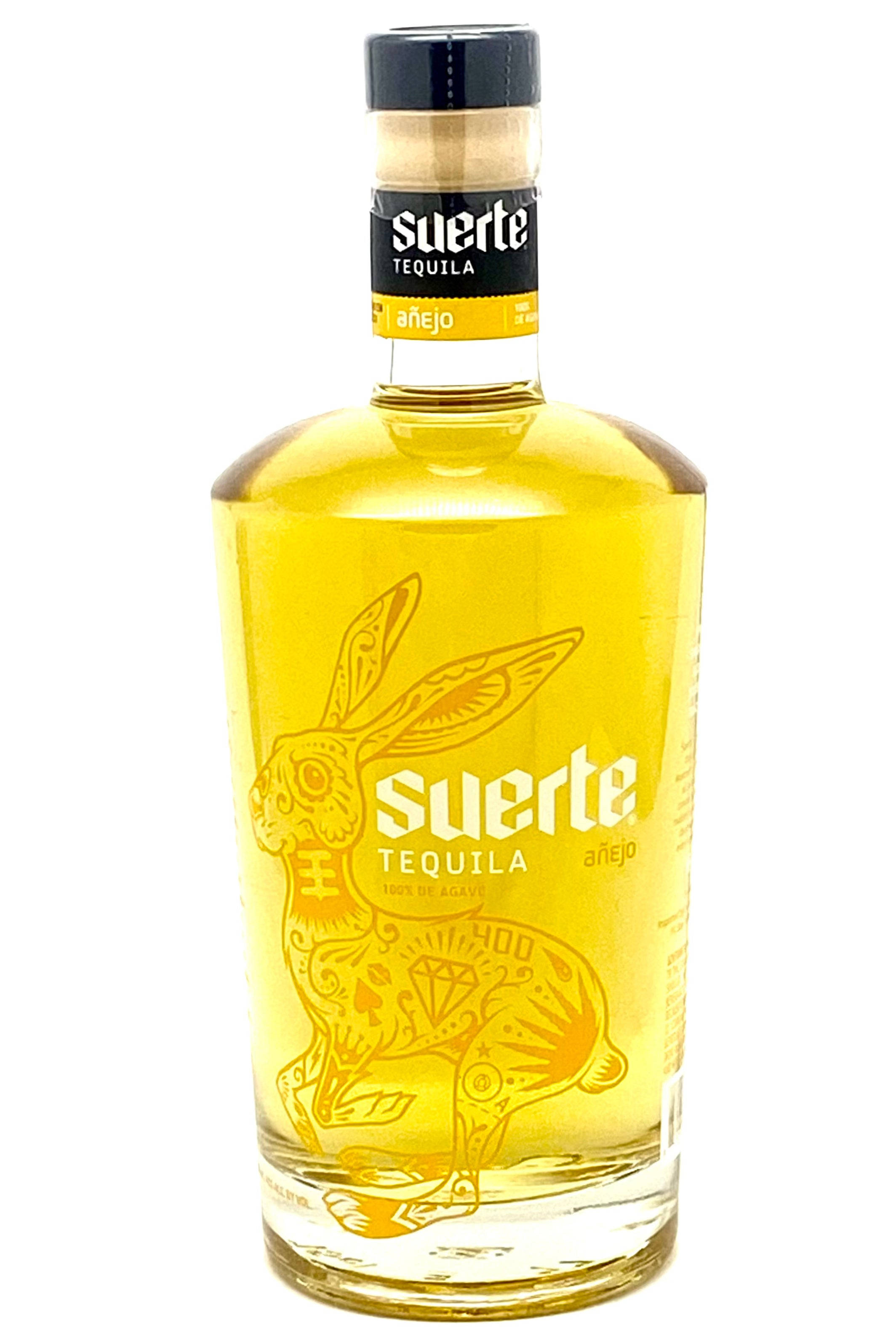 瓶中雅緻——Suerte 金酒 壁紙 — 一個透明的Suerte Añejo龍舌蘭酒瓶，內有金色液體，標籤上有詳細的兔子插圖。