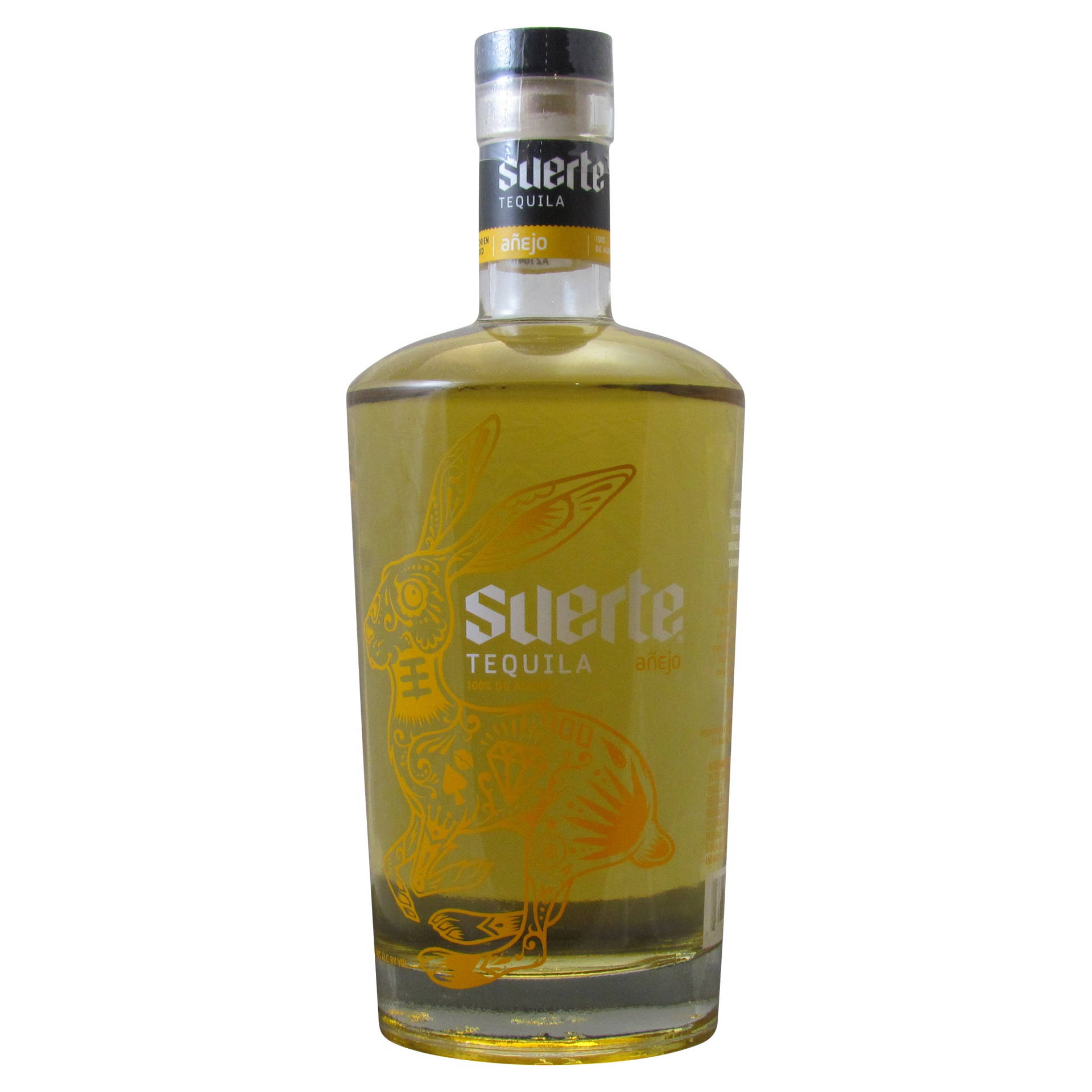 一瓶Suerte Añejo龍舌蘭酒，帶有金色液體和兔子設計。
