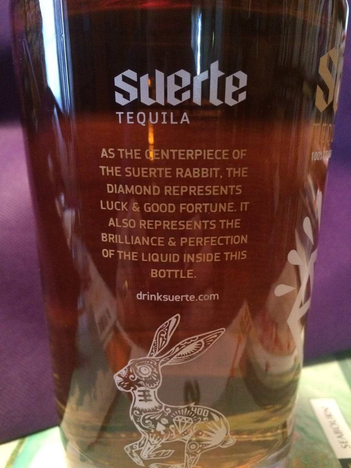 Suerte Tequila 酒瓶，帶有兔子和鑽石設計