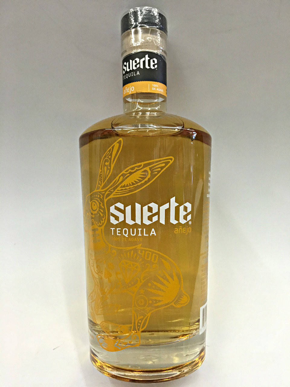 Suerte Añejo龍舌蘭酒瓶，透明玻璃上蝕刻有兔子圖案。