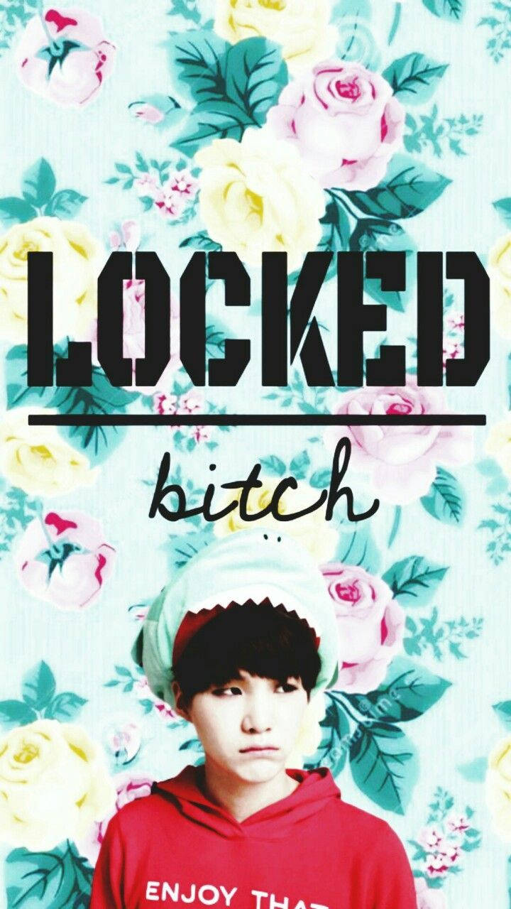 BTS Suga站在寫有「locked bitch」的花卉背景前。
