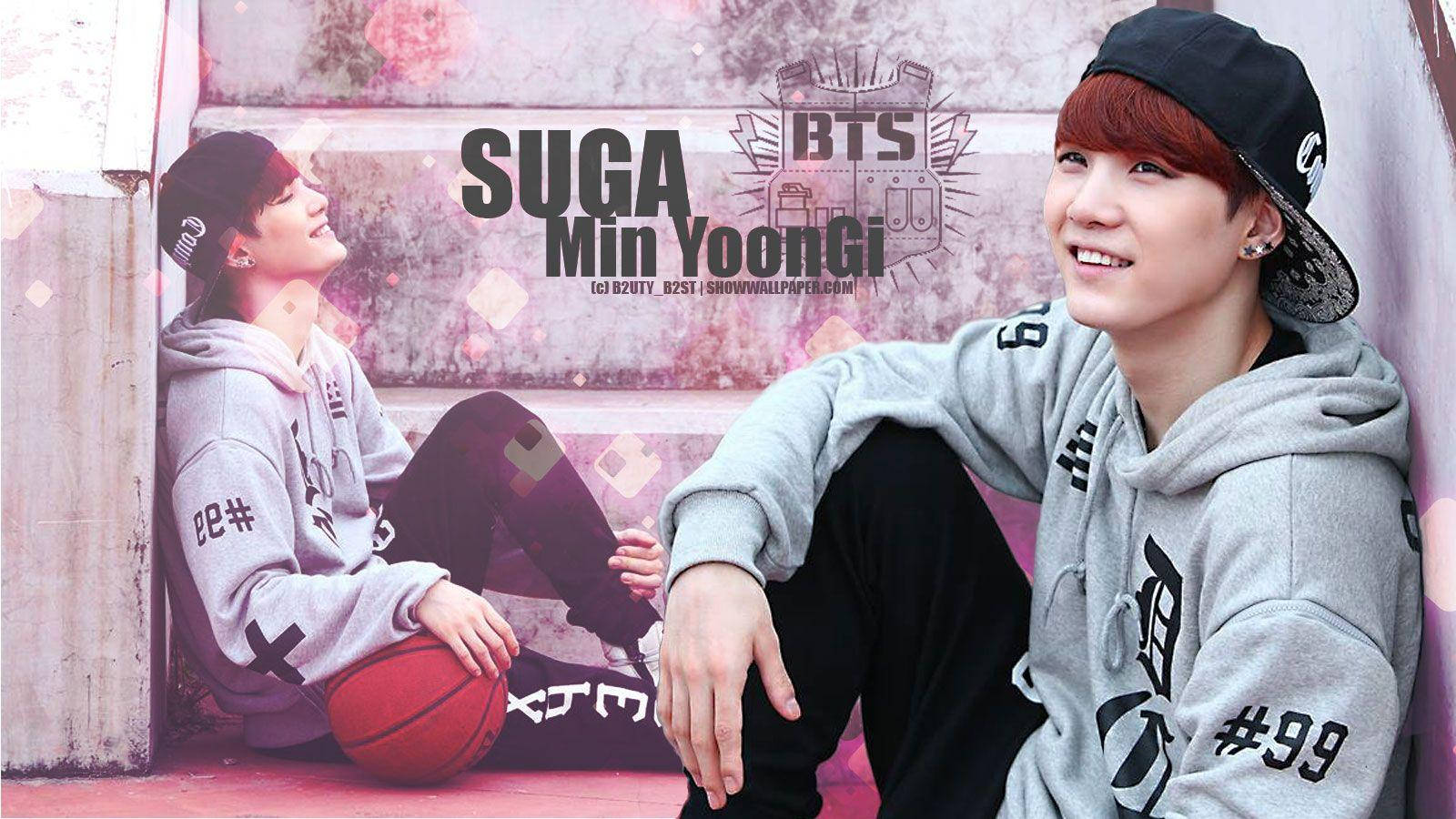 Suga BTS 拼貼藝術 壁紙 — 兩名身穿灰色連帽衫的年輕男子隨意地坐在塗鴉牆前，一人拿著籃球，兩人都露出溫暖的笑容。