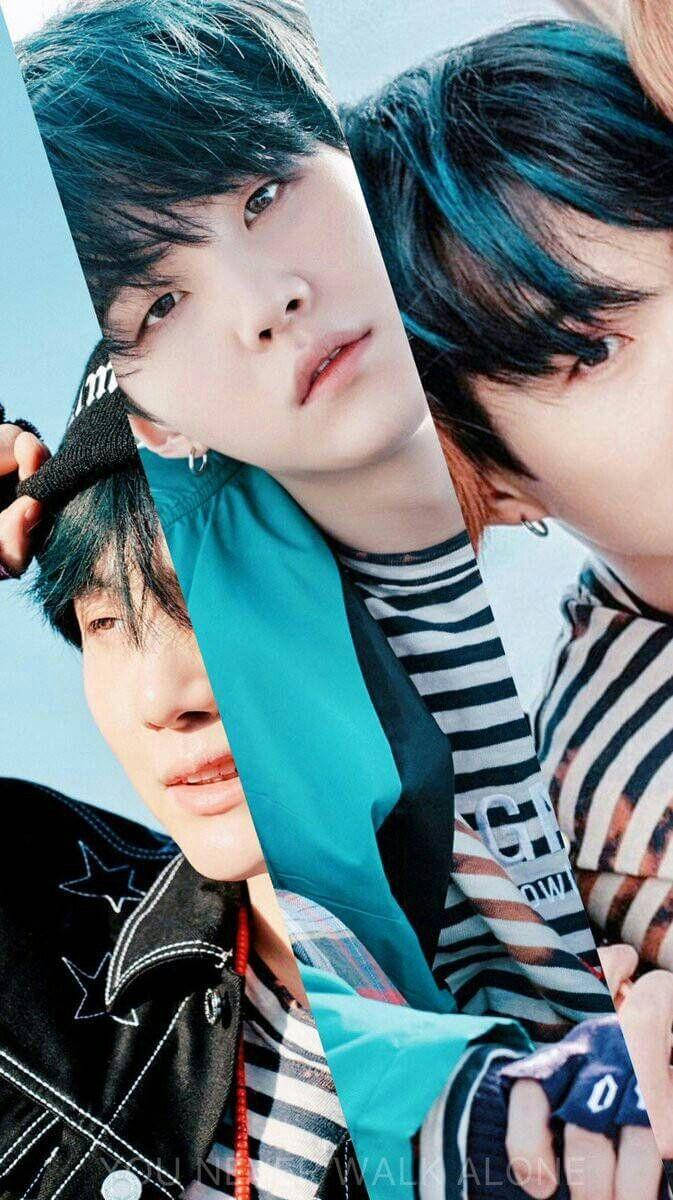Suga BTS藍色挑染 壁紙 — 三位年輕男性，擁有藍綠色頭髮和條紋襯衫，在風格化的照片中緊密擺姿勢，帶有大膽的色彩區塊。