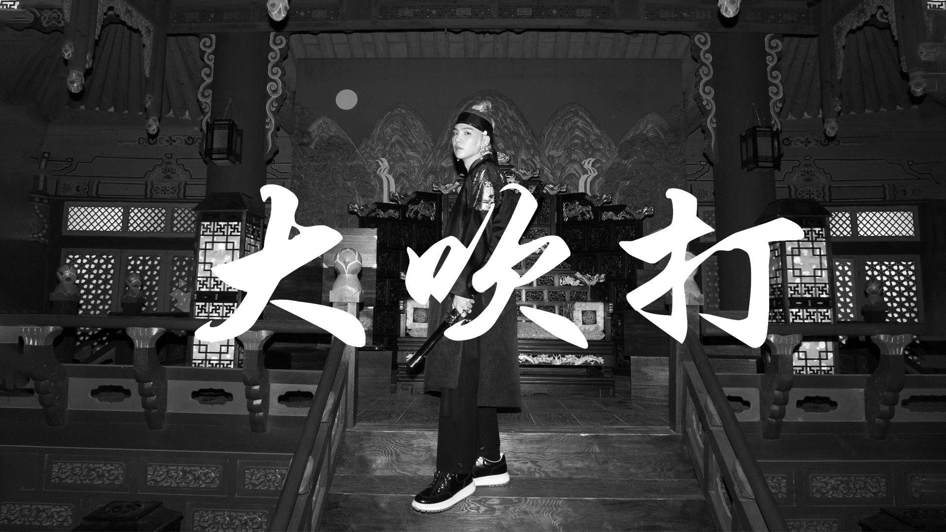 穿著傳統服飾的人站在帶有中文字的寺廟中。