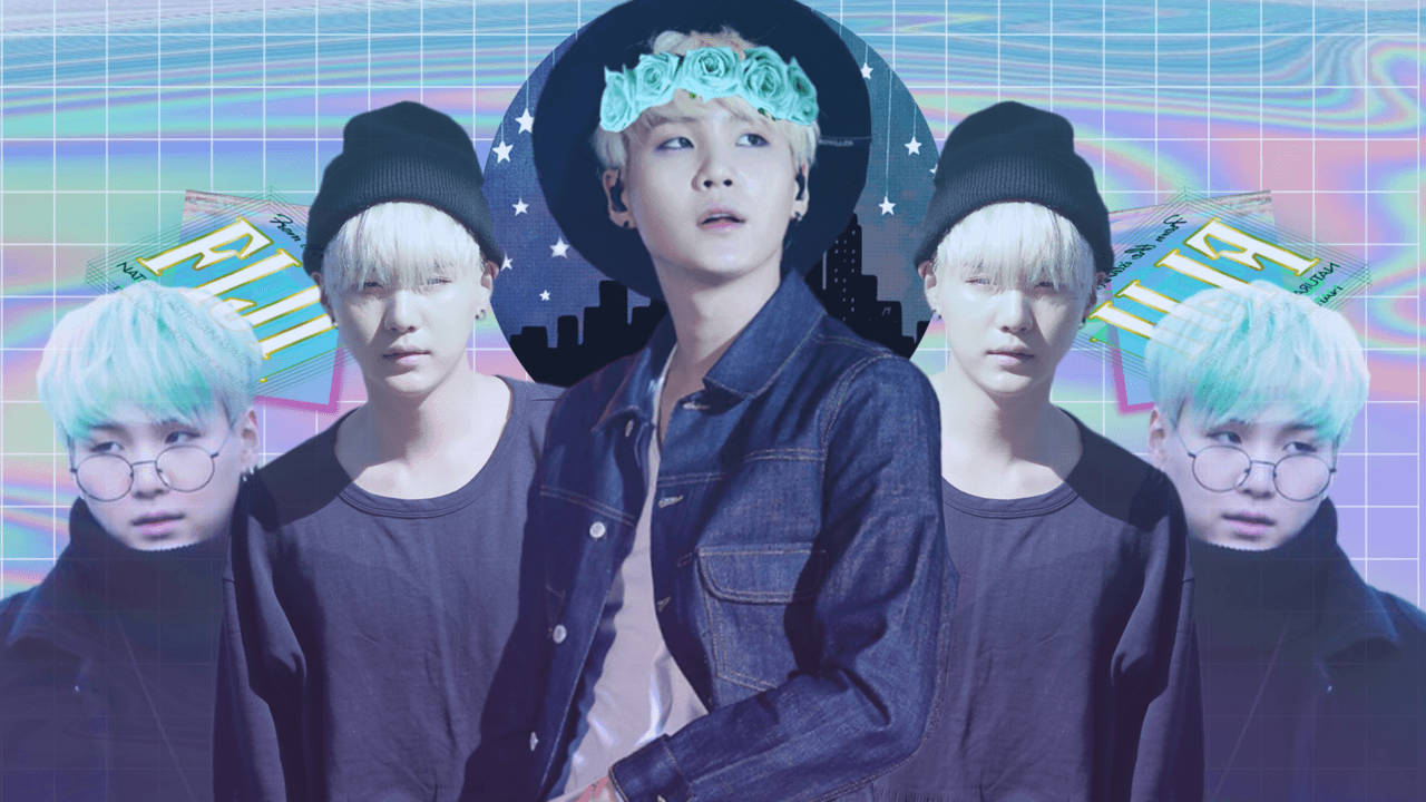 Suga 綠髮 BTS 美學拼貼 壁紙 — 四位年輕男子，漂染金髮，戴黑色冷帽，站在充滿活力的全息網格背景前，背景帶有城市景觀和玫瑰皇冠點綴。