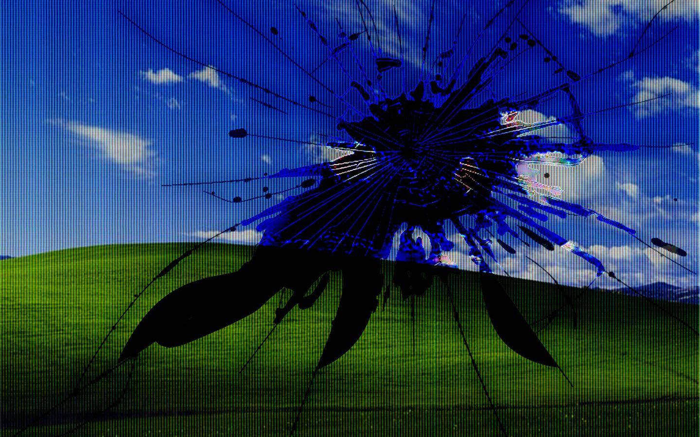在經典的Windows XP綠色山丘和藍天桌布上的碎裂玻璃覆蓋層。 — 碎屏 壁紙